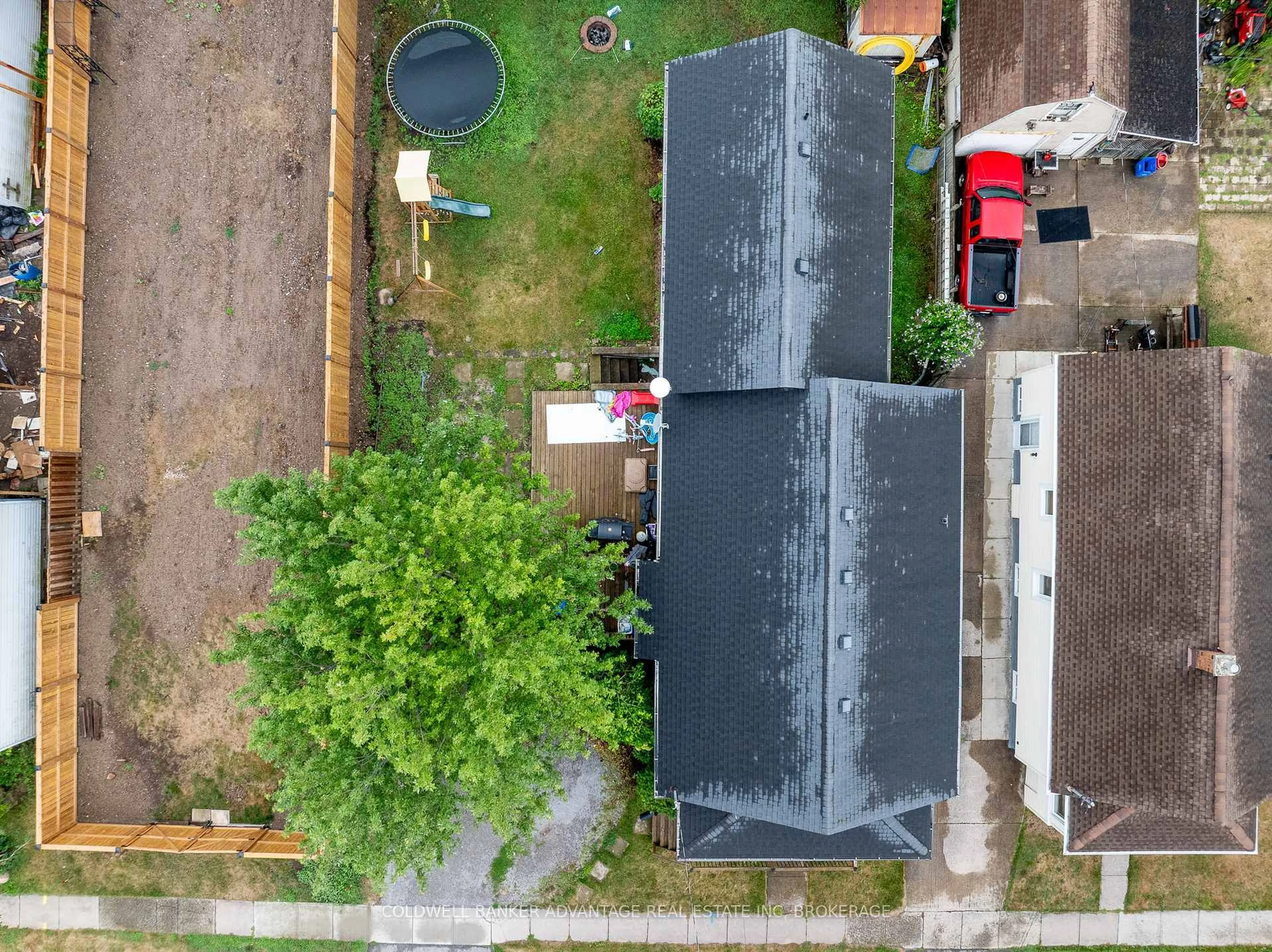 A pic from outside/outdoor area/front of a property/back of a property/a pic from drone, city buildings view from balcony for 558 STEELE St, Port Colborne Ontario L3K 4Y3