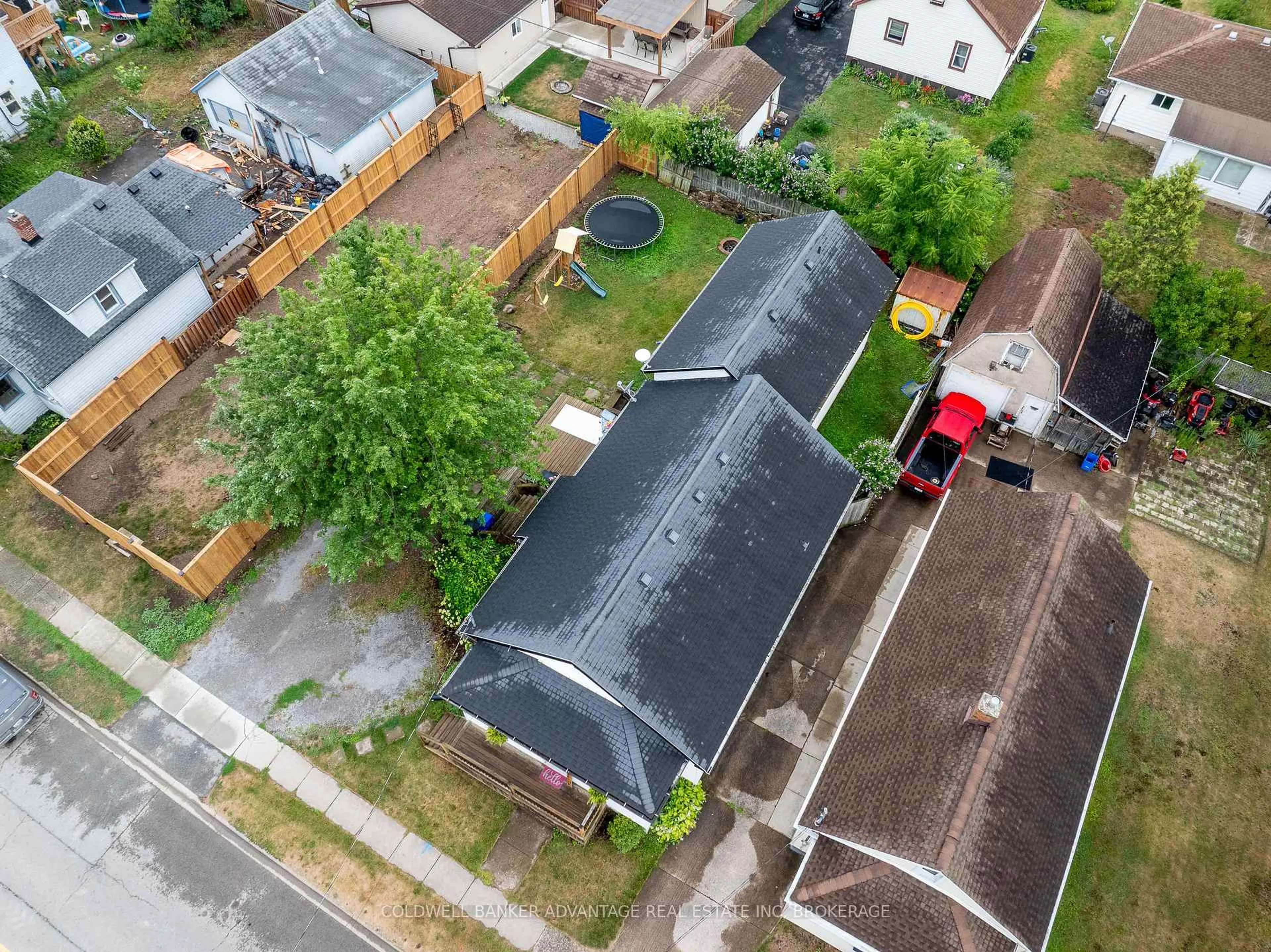 A pic from outside/outdoor area/front of a property/back of a property/a pic from drone, street for 558 STEELE St, Port Colborne Ontario L3K 4Y3