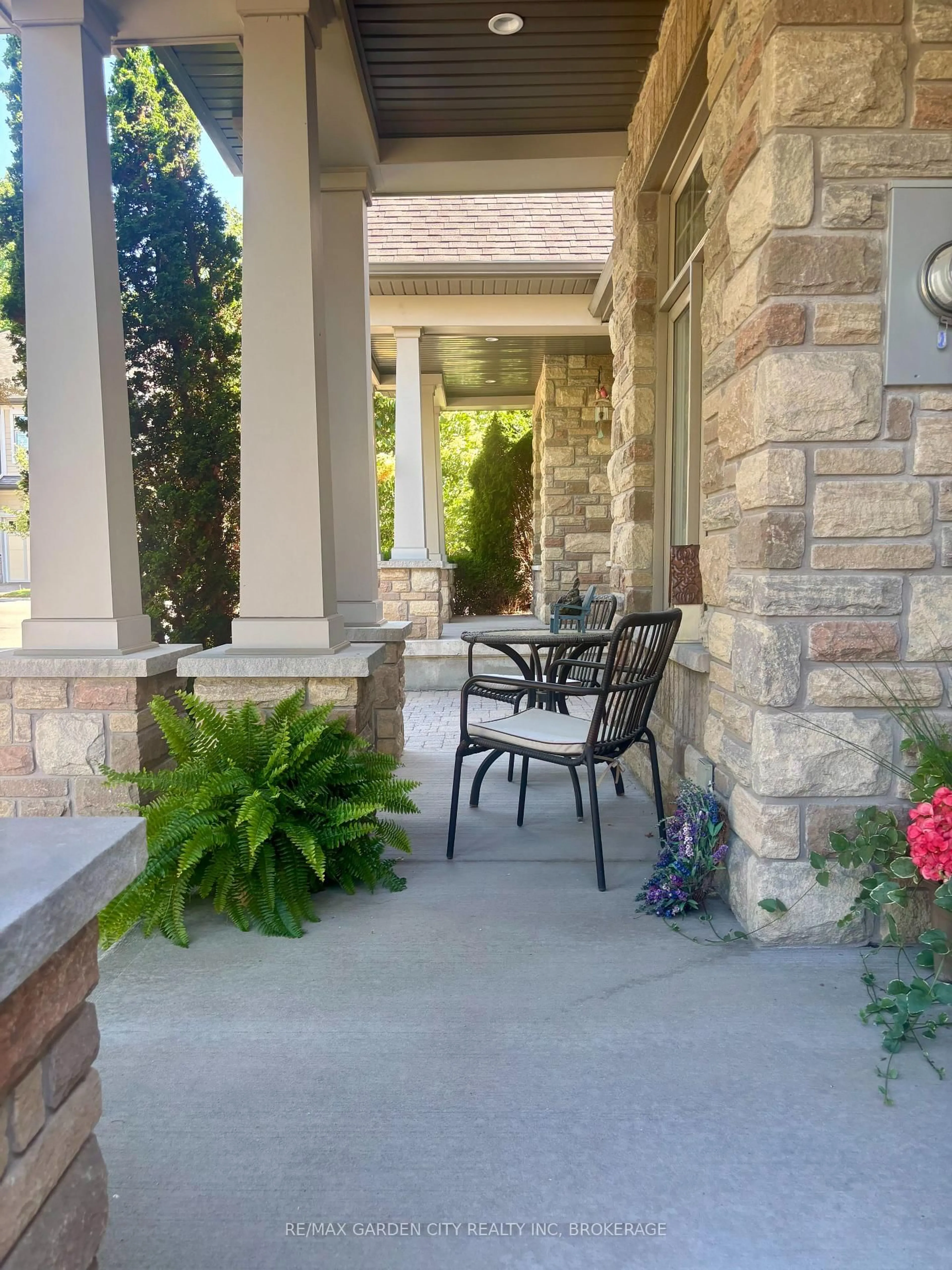 Patio, street for 2880 King St #20, Lincoln Ontario L0R 1S0