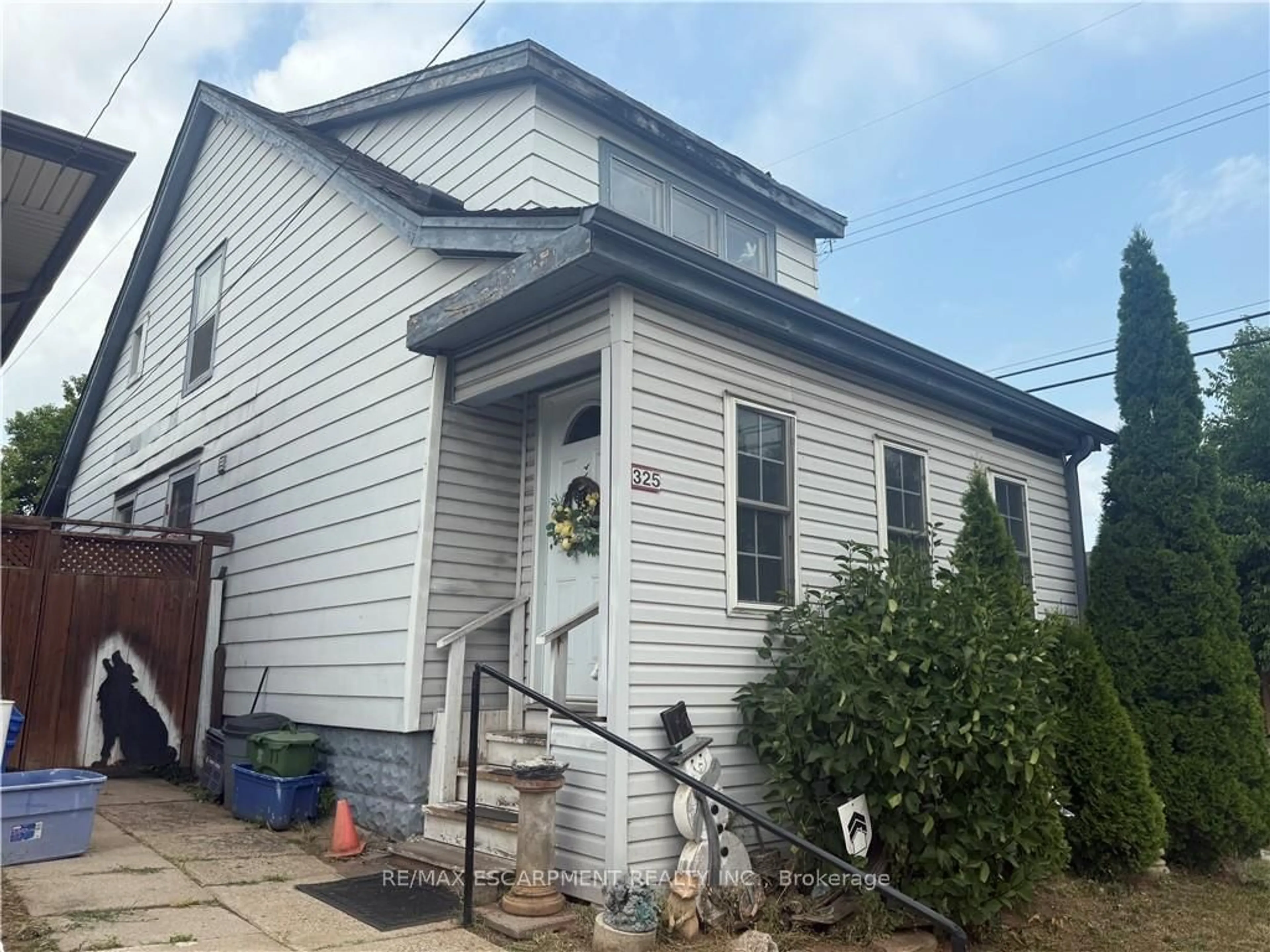 Home with vinyl exterior material, building for 325 WEIR St, Hamilton Ontario L8H 5G4