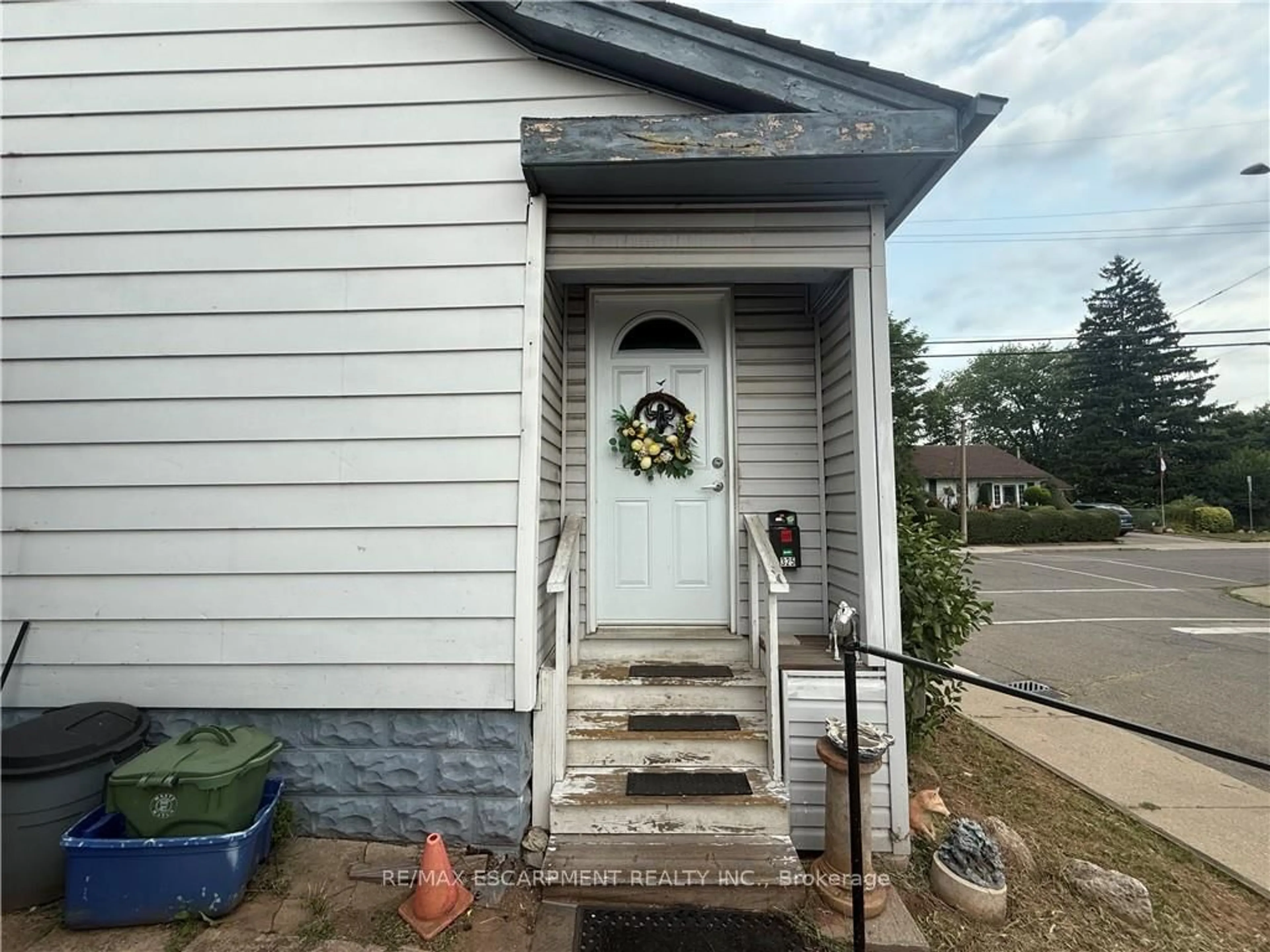 Home with vinyl exterior material, street for 325 WEIR St, Hamilton Ontario L8H 5G4