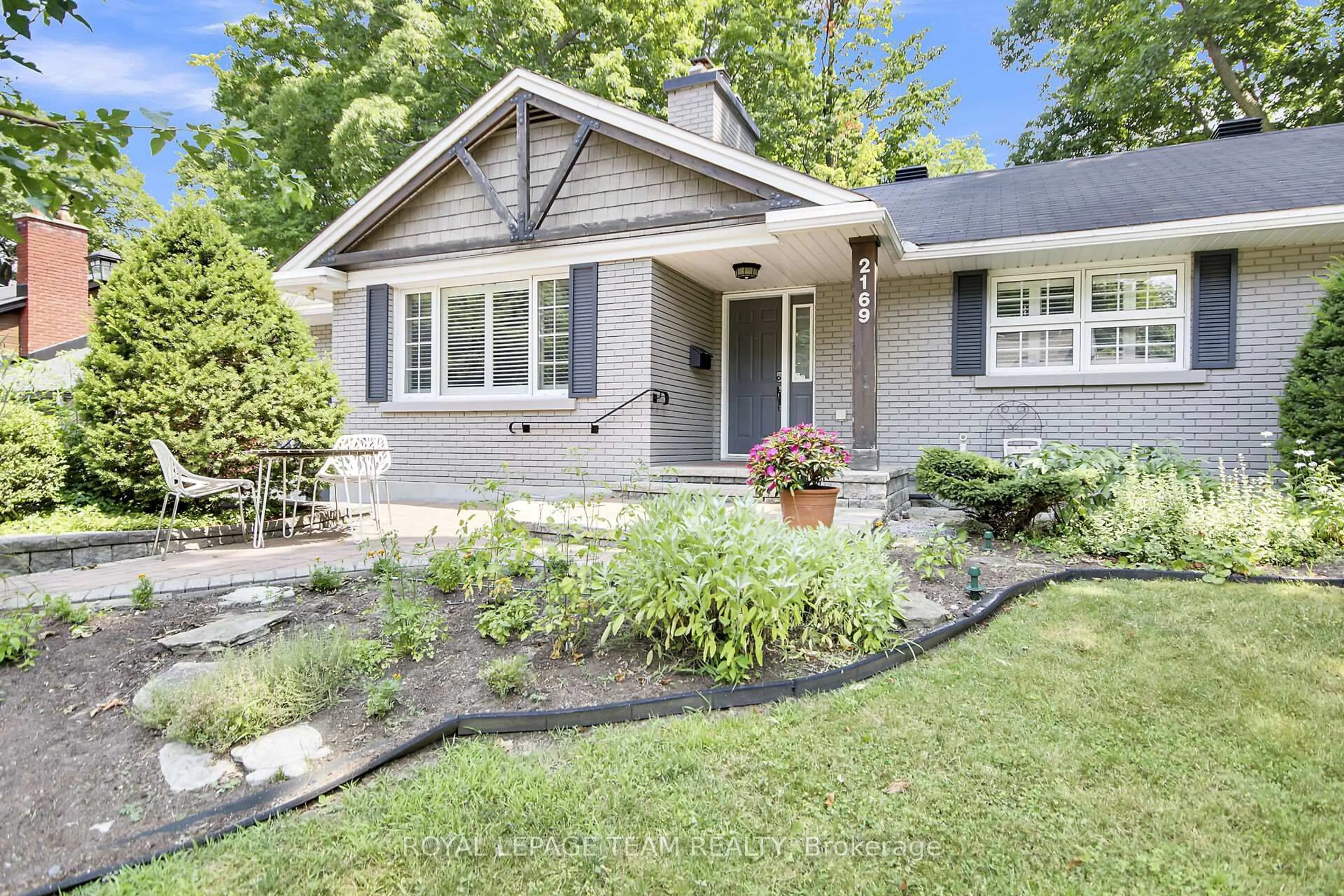 Home with vinyl exterior material, street for 2169 Woodcrest Rd, Ottawa Ontario K1H 6J2