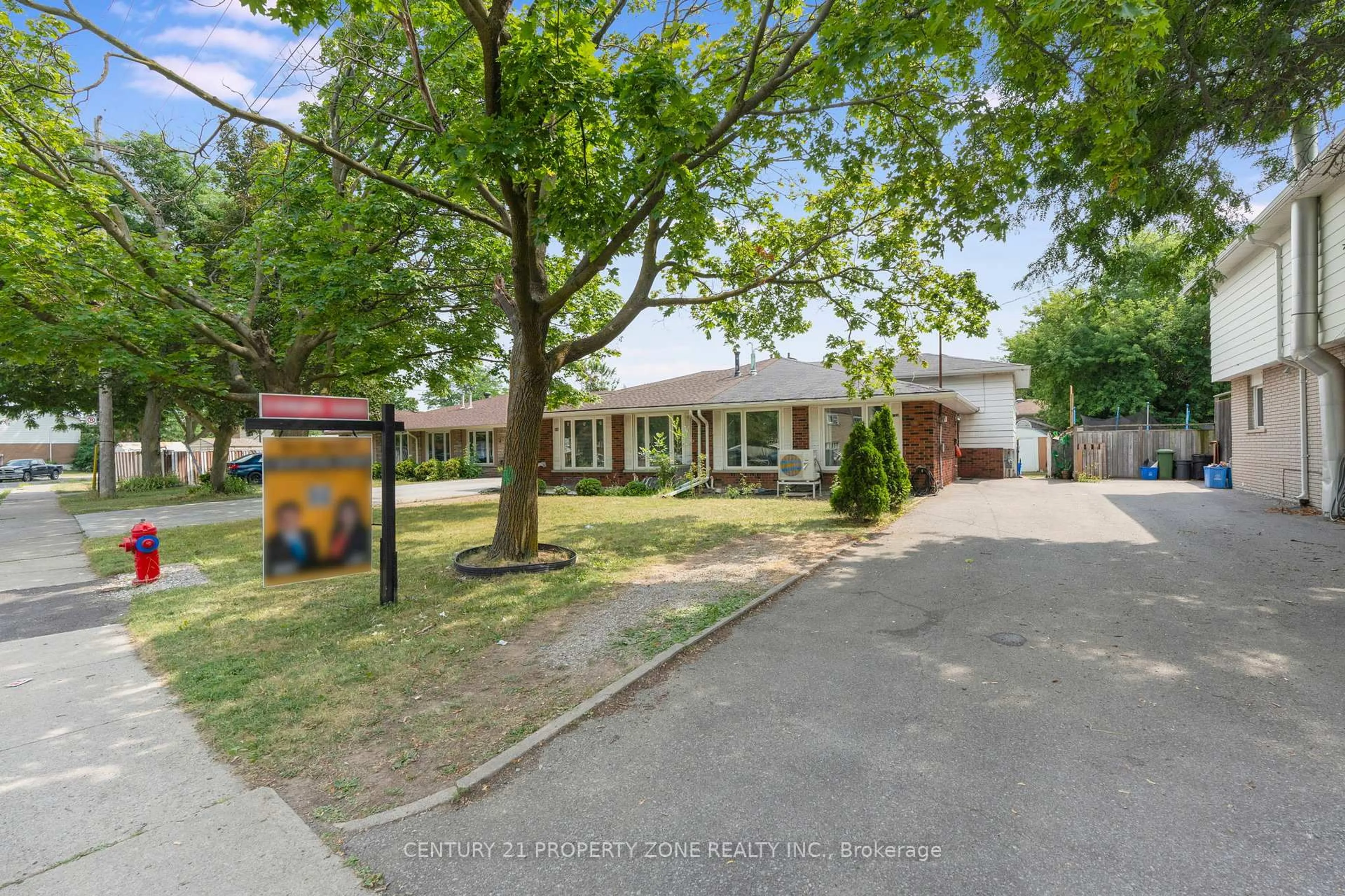 A pic from outside/outdoor area/front of a property/back of a property/a pic from drone, street for 138 Berkindale Dr, Hamilton Ontario L8E 1M5