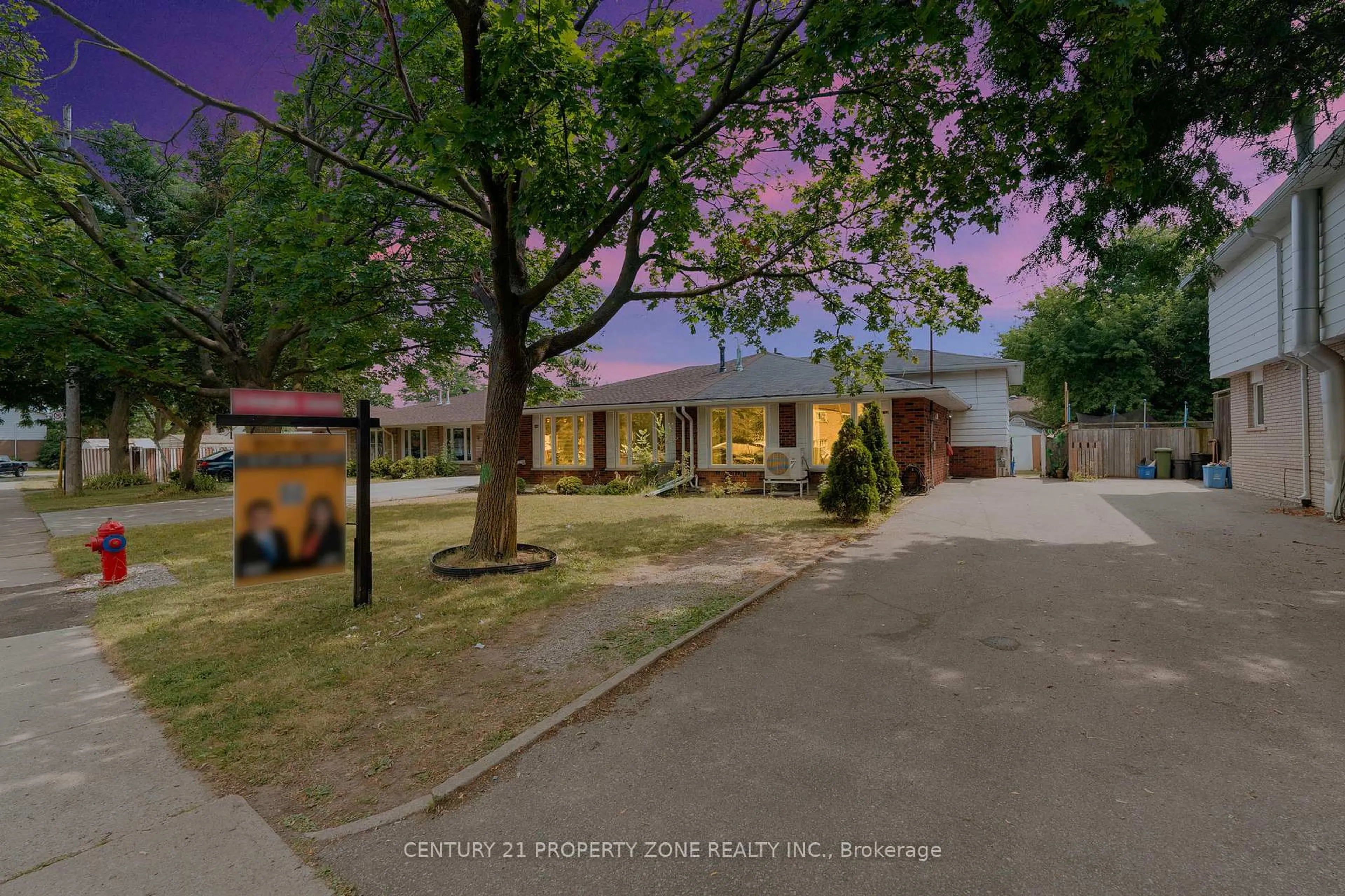 A pic from outside/outdoor area/front of a property/back of a property/a pic from drone, street for 138 Berkindale Dr, Hamilton Ontario L8E 1M5