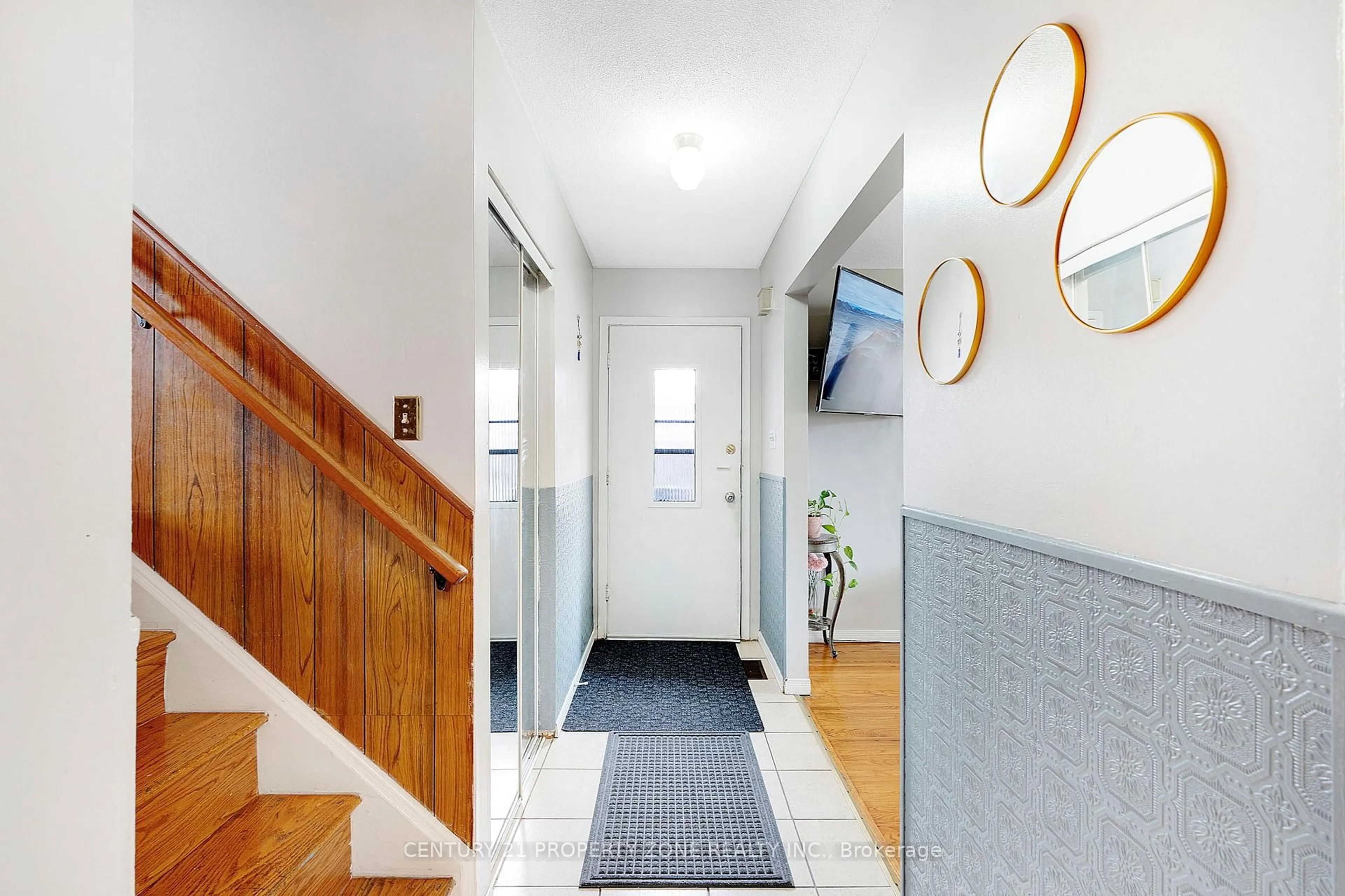 Indoor entryway for 138 Berkindale Dr, Hamilton Ontario L8E 1M5