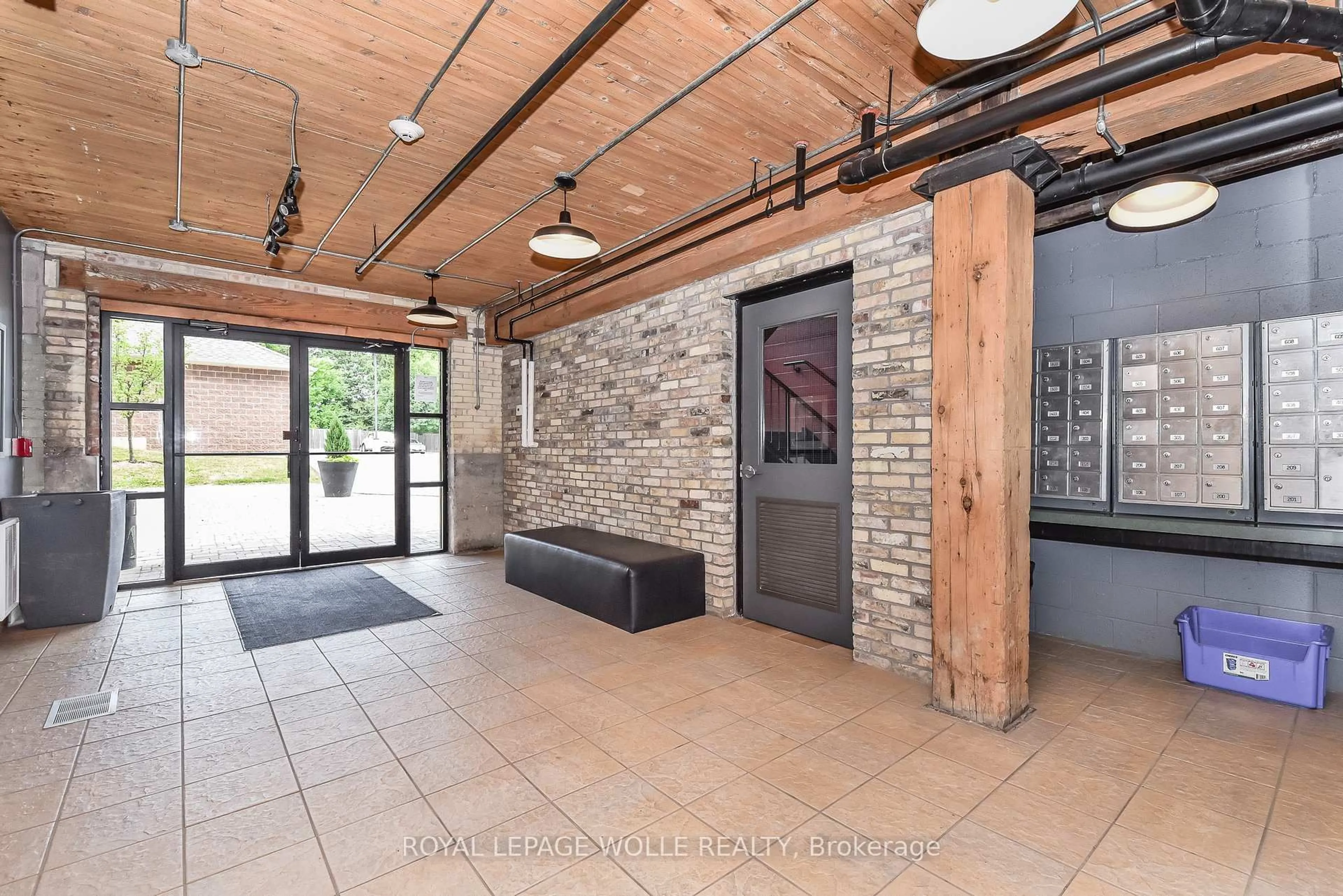 Indoor foyer for 120 Mansion St #505, Kitchener Ontario N2H 0A1