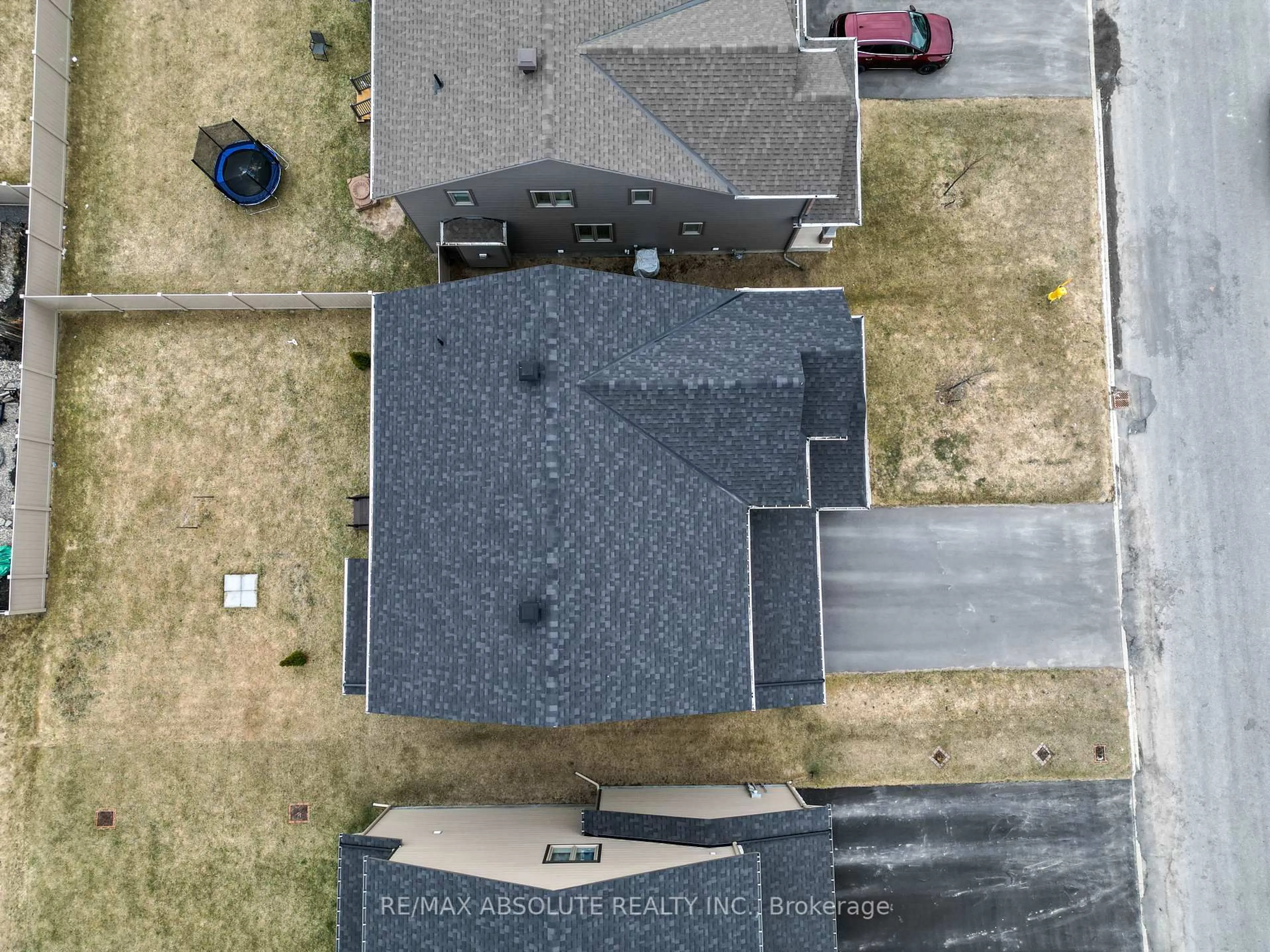A pic from outside/outdoor area/front of a property/back of a property/a pic from drone, unknown for 668 Parkview Terr, Russell Ontario K4R 0C7