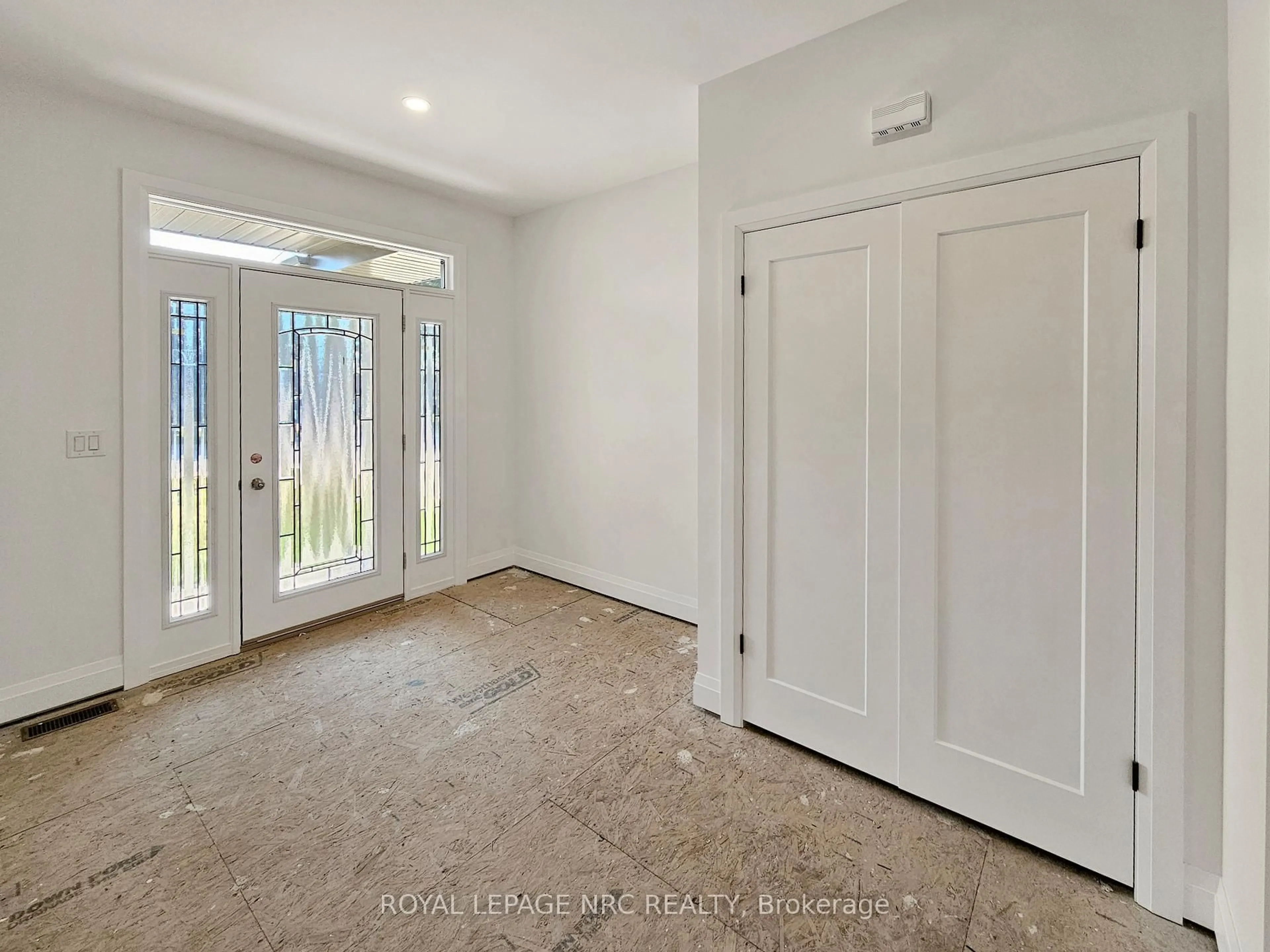 Indoor entryway for 4705 Lee Ave, Niagara Falls Ontario L2H 1M7