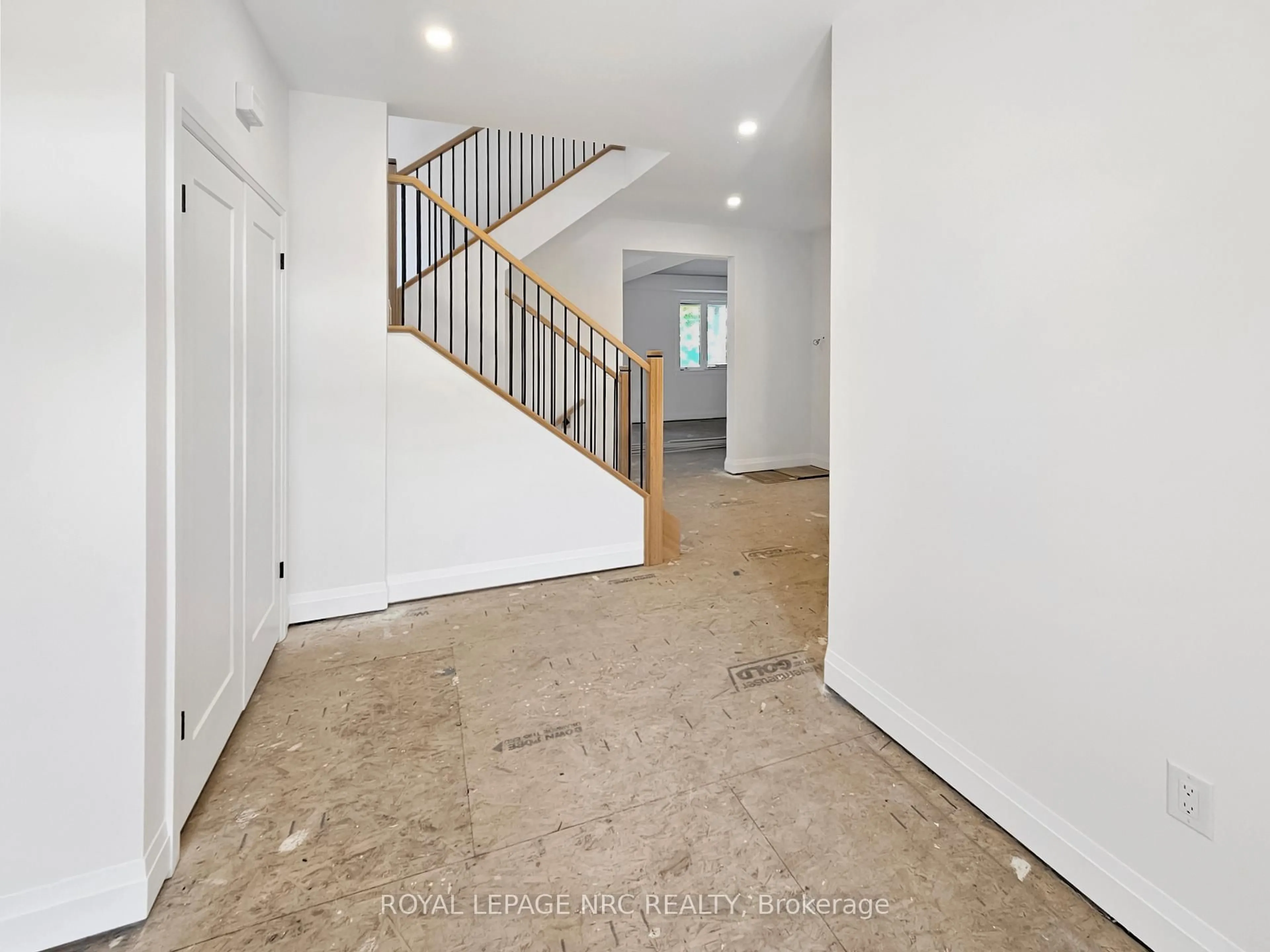 Indoor entryway for 4705 Lee Ave, Niagara Falls Ontario L2H 1M7