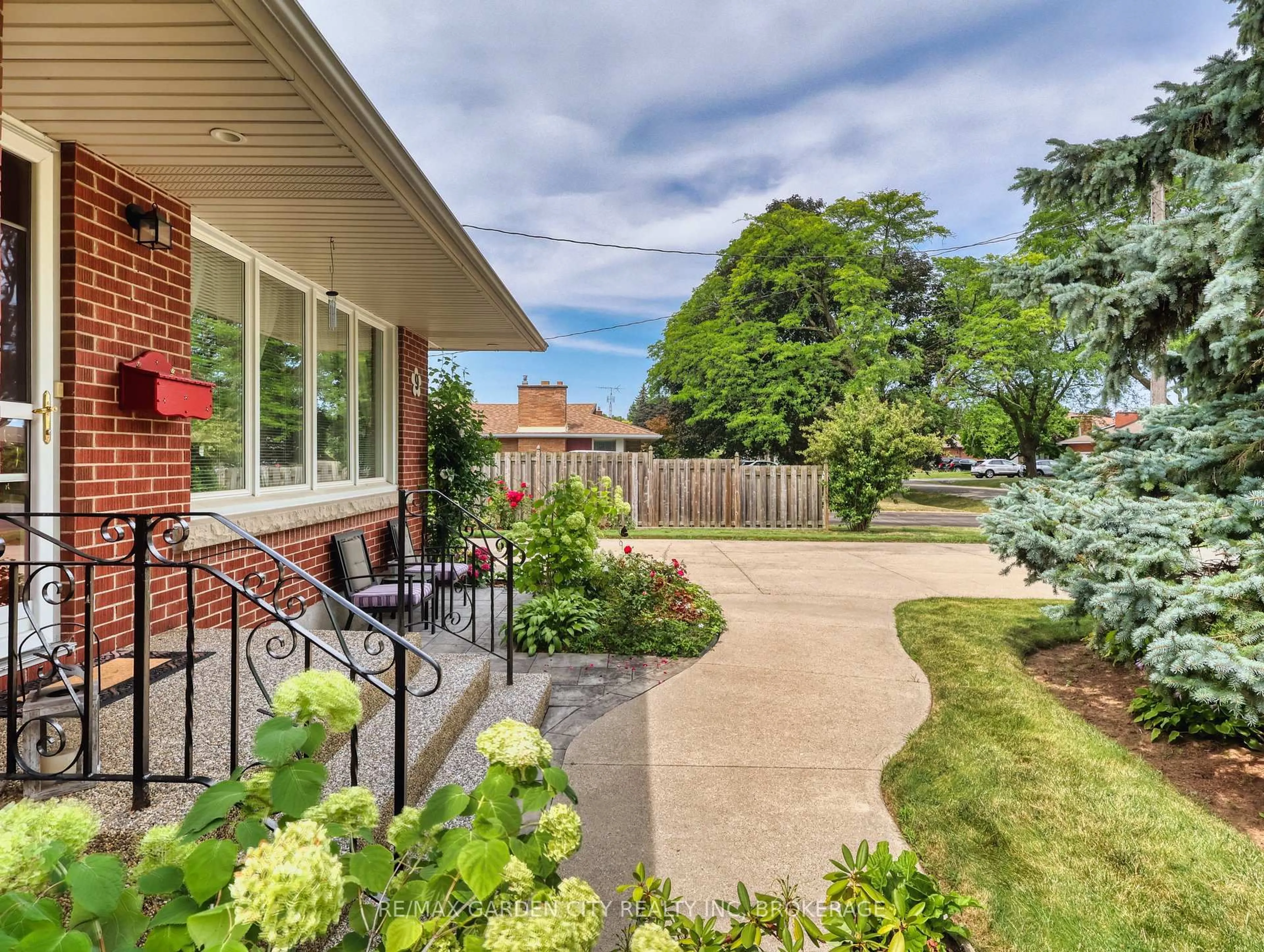 Patio, street for 9 Champa Dr, St. Catharines Ontario L2M 3K1