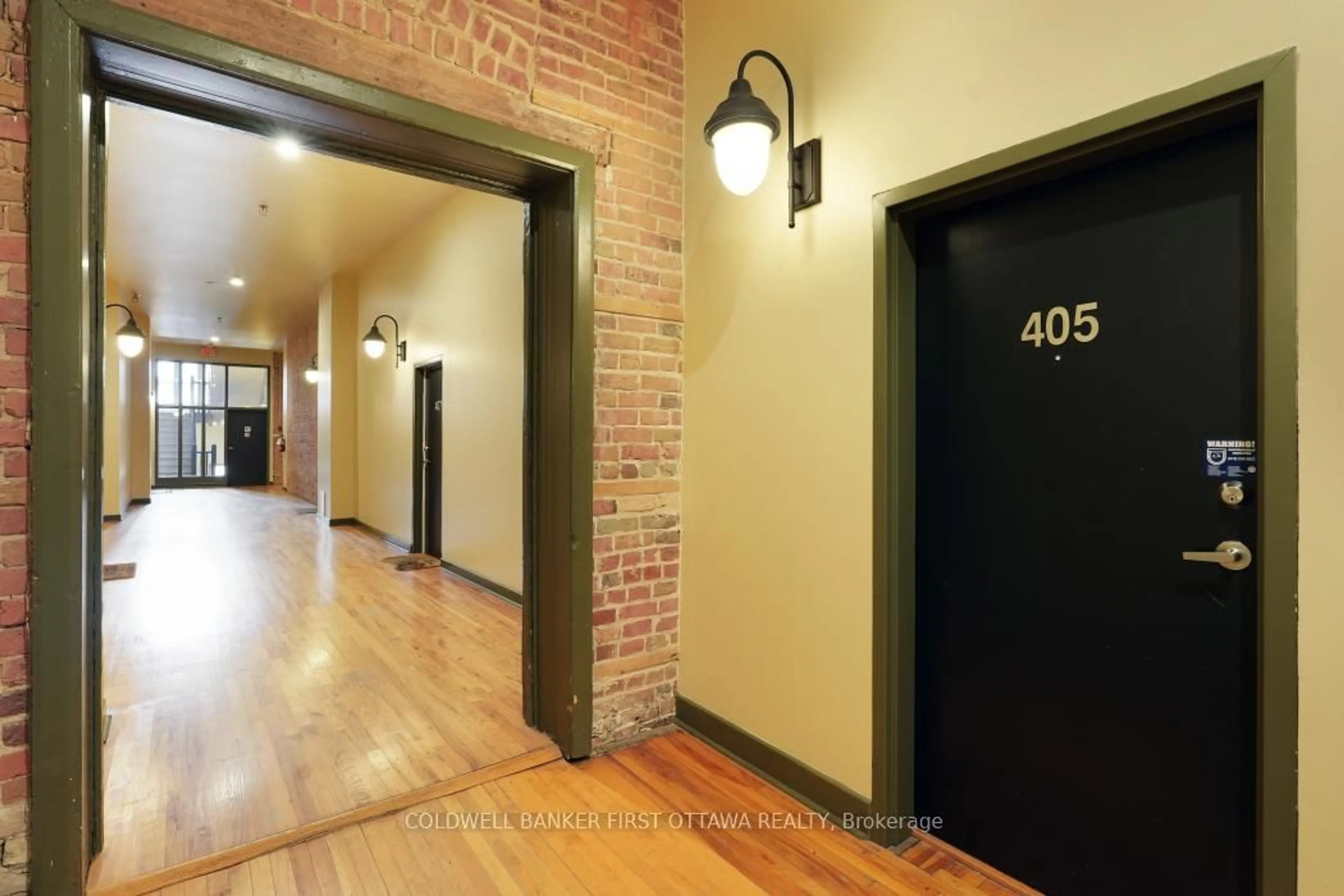 Indoor foyer for 589 Rideau St #405, Ottawa Ontario K1N 6A1