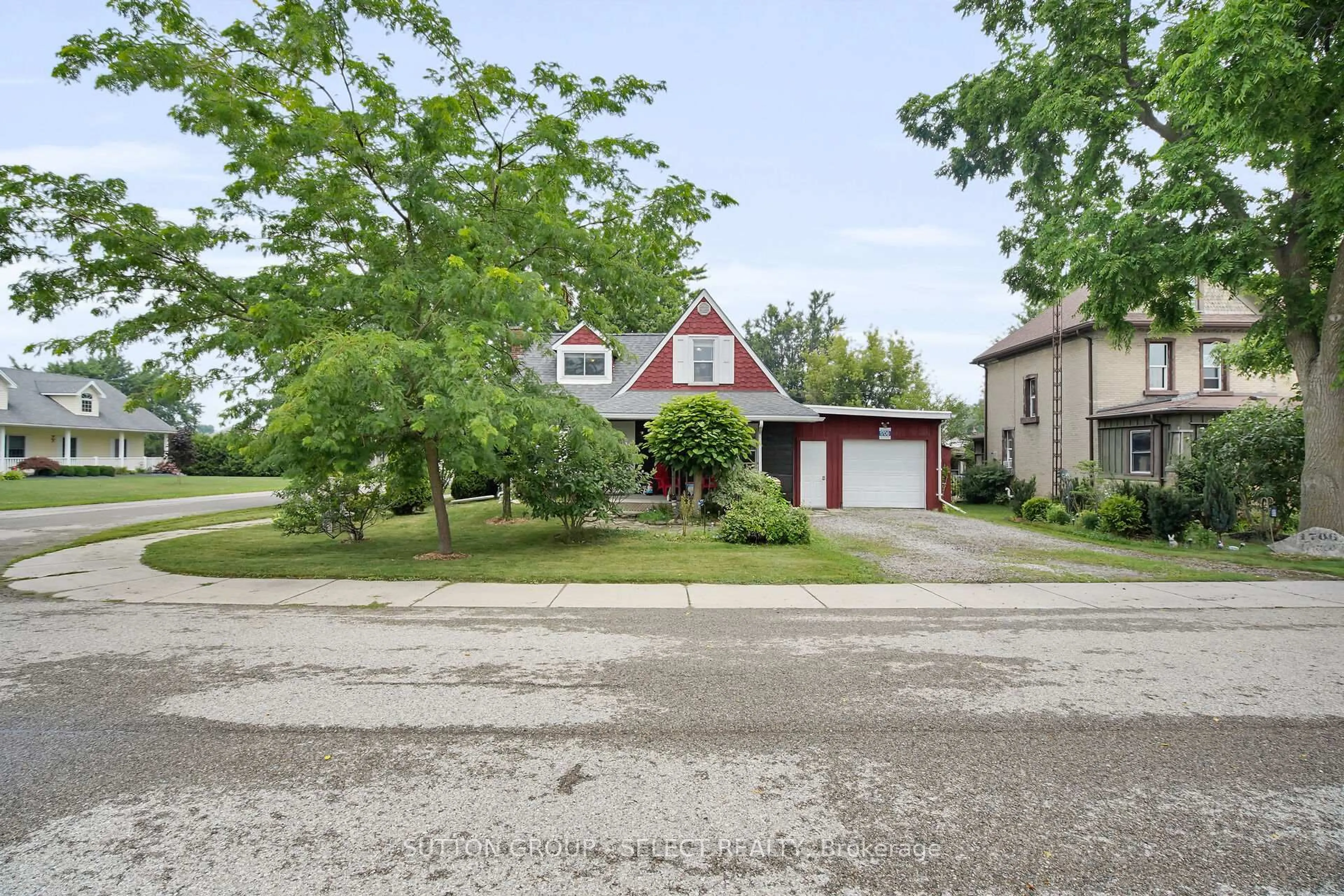 A pic from outside/outdoor area/front of a property/back of a property/a pic from drone, street for 1706 Grace St, Adelaide Metcalfe Ontario N0M 2B0