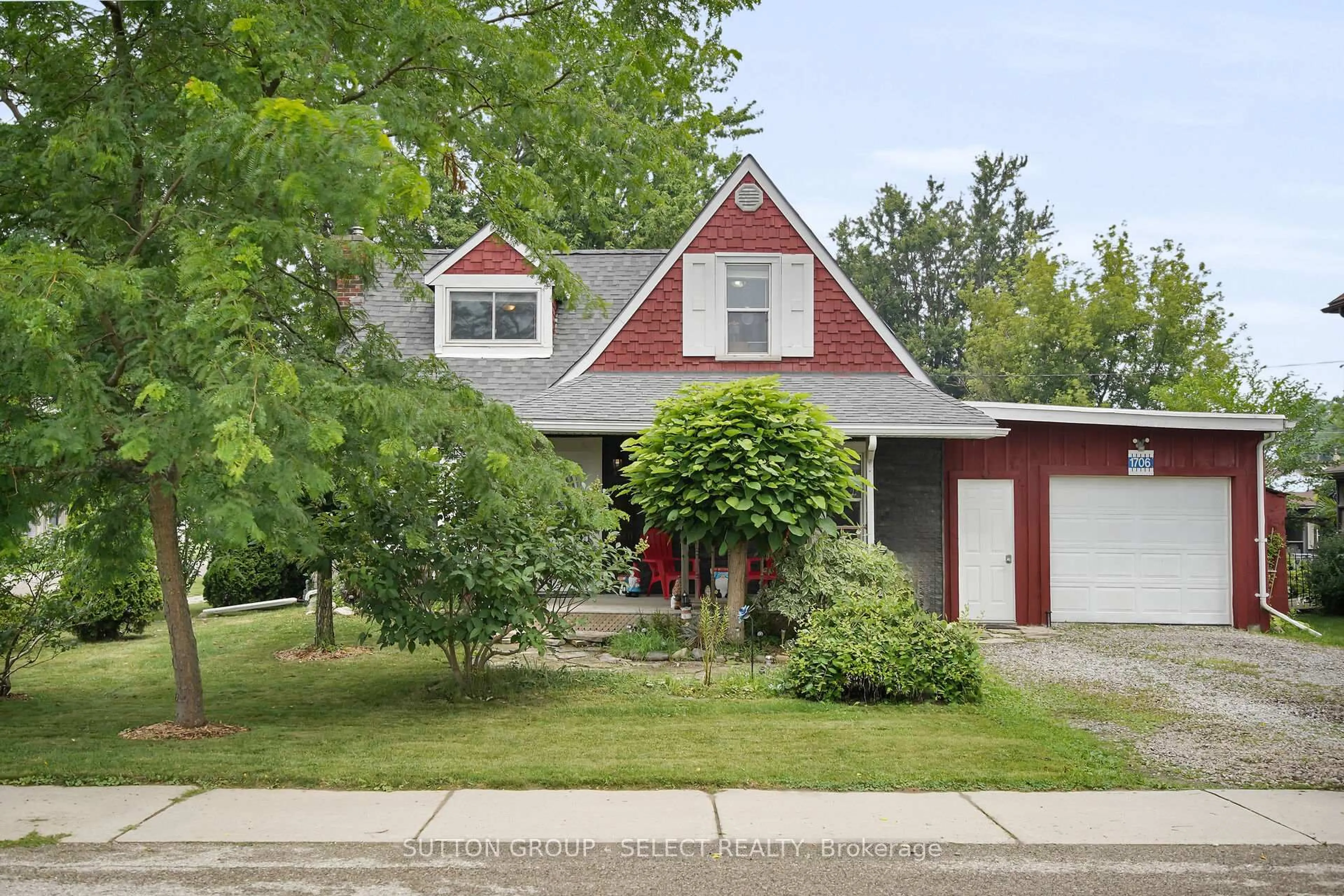 Home with vinyl exterior material, street for 1706 Grace St, Adelaide Metcalfe Ontario N0M 2B0