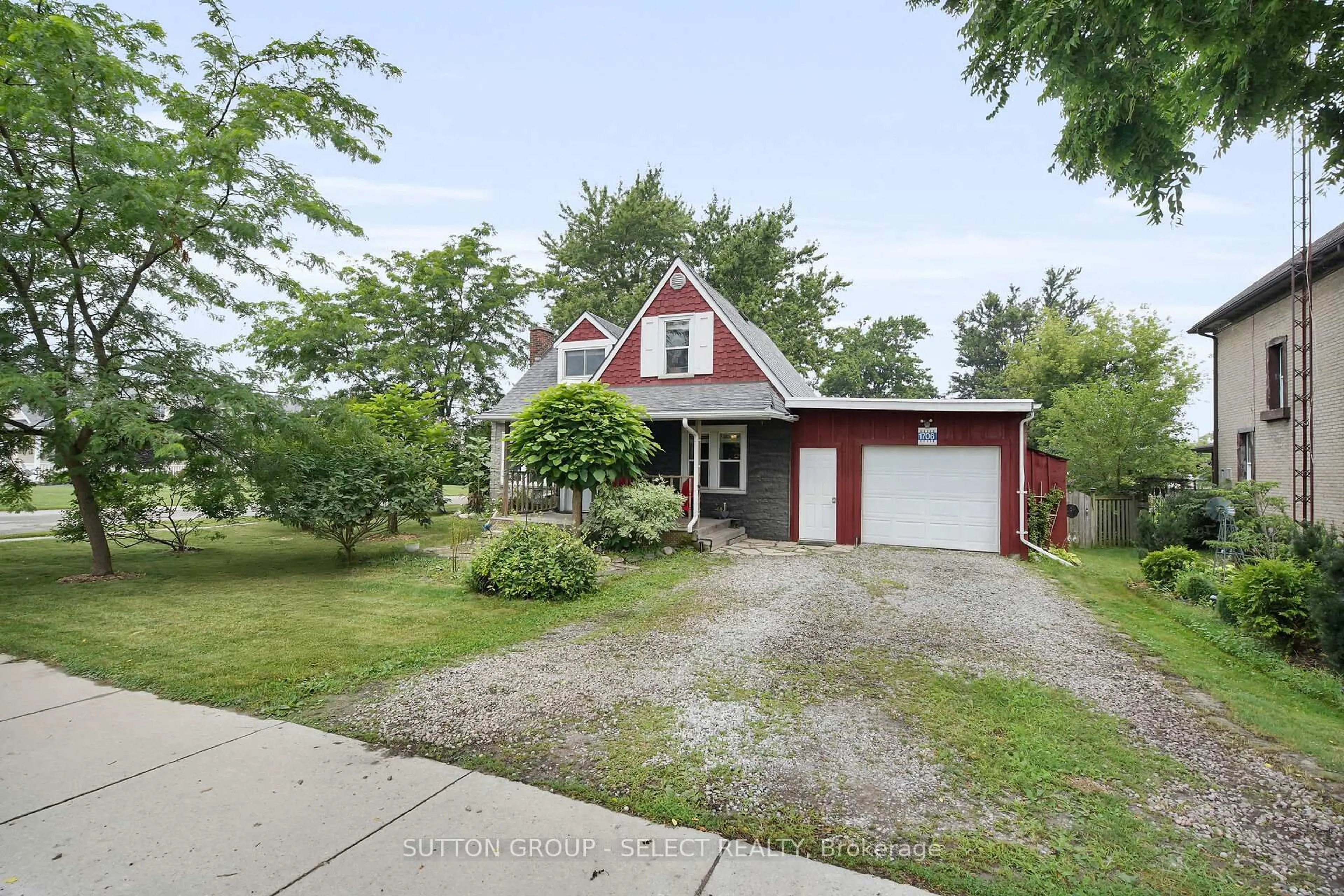 A pic from outside/outdoor area/front of a property/back of a property/a pic from drone, street for 1706 Grace St, Adelaide Metcalfe Ontario N0M 2B0