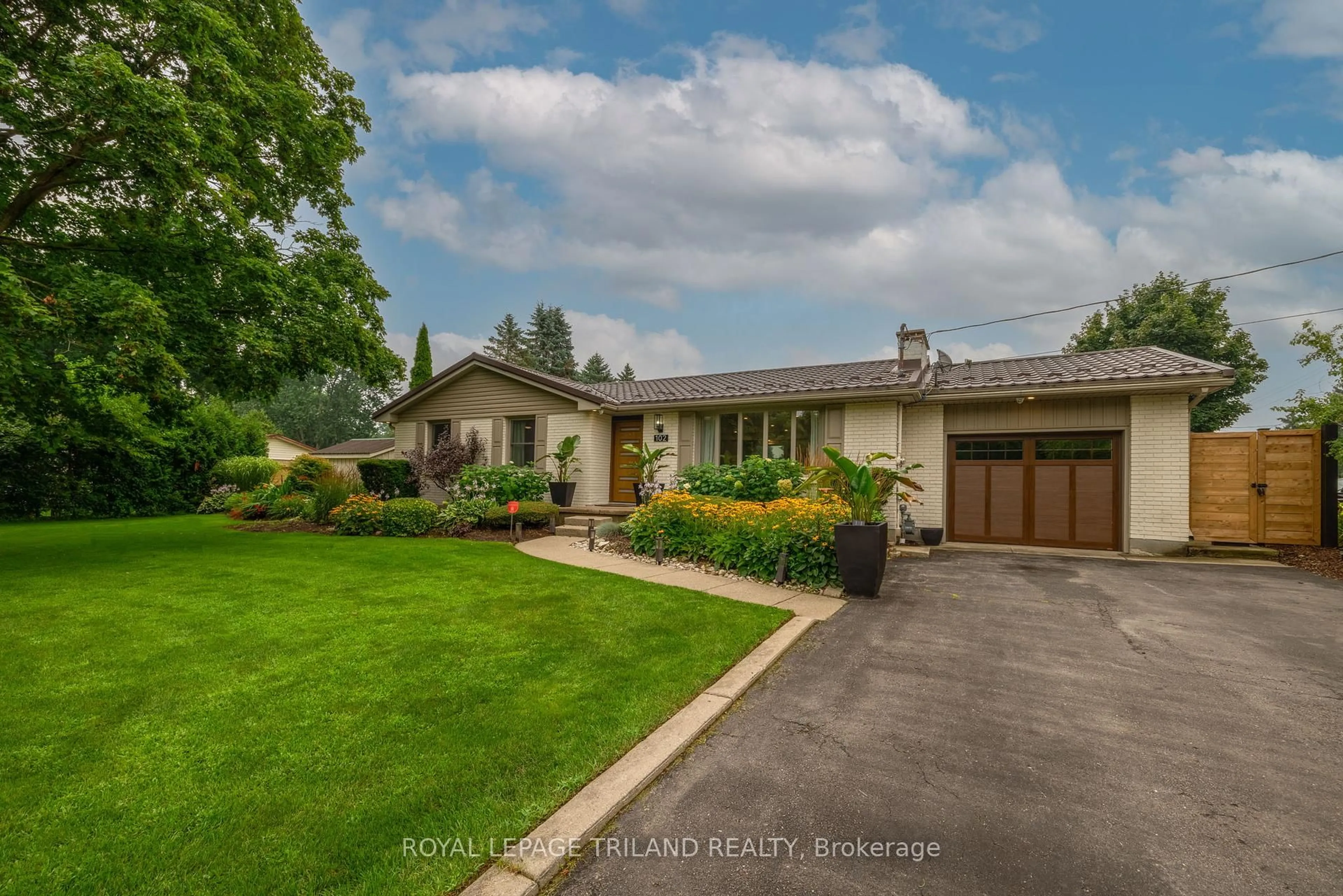 A pic from outside/outdoor area/front of a property/back of a property/a pic from drone, street for 102 RAILWAY Ave, Middlesex Centre Ontario N0L 1R0