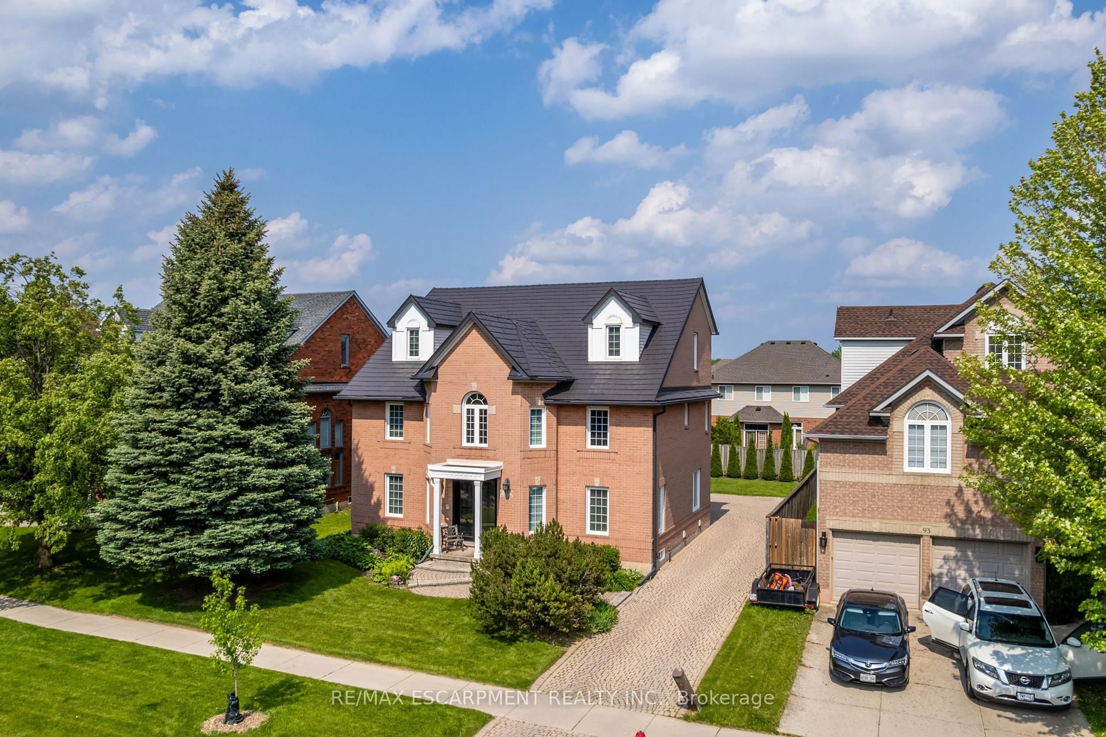 A pic from outside/outdoor area/front of a property/back of a property/a pic from drone, street for 89 Meadowlands Blvd, Hamilton Ontario L9K 1H8