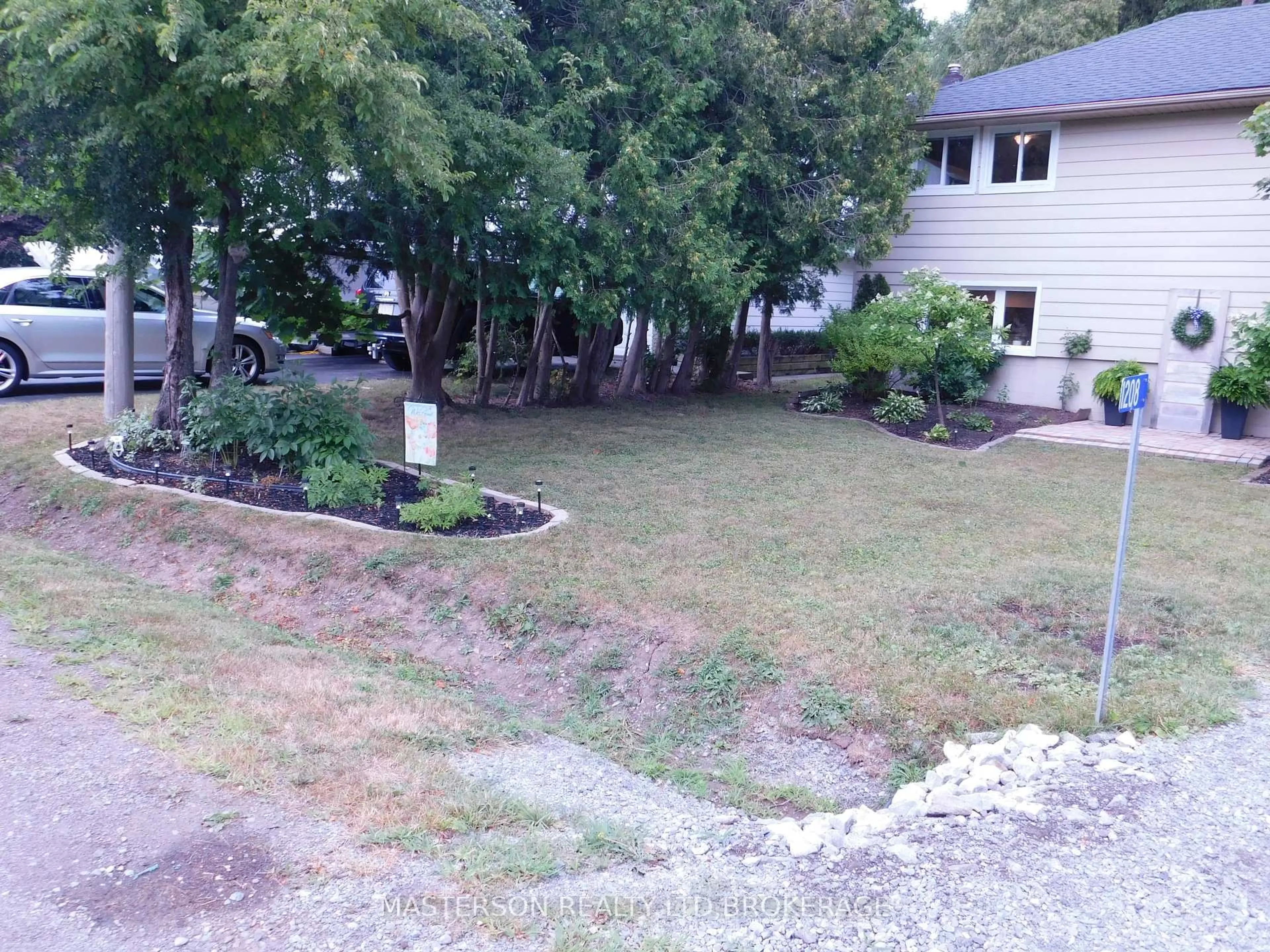 A pic from outside/outdoor area/front of a property/back of a property/a pic from drone, street for 1208 BENNER Ave, Fort Erie Ontario L2A 4N7