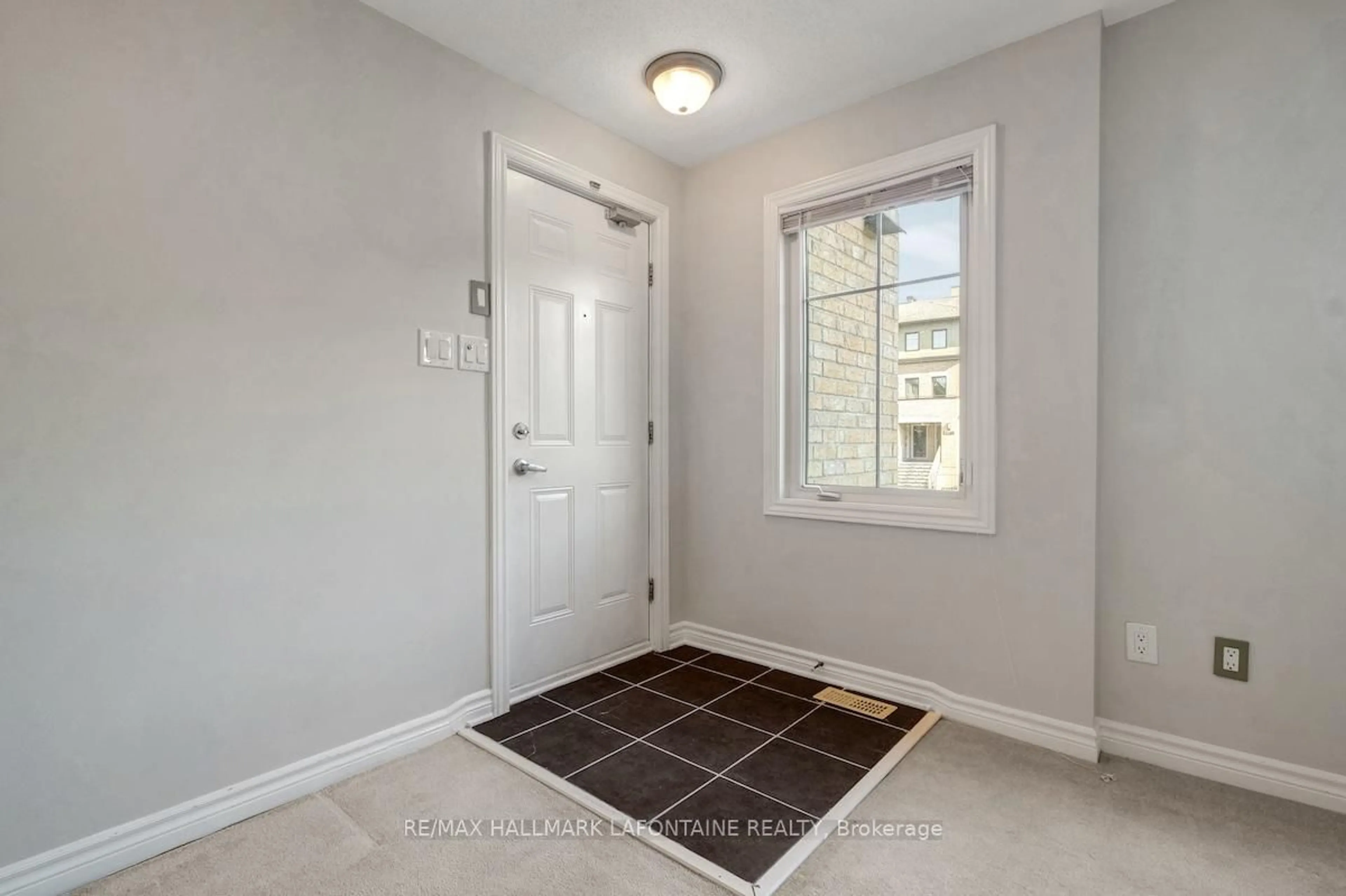 Indoor entryway for 270A Titanium Private, Ottawa Ontario K1C 0A5