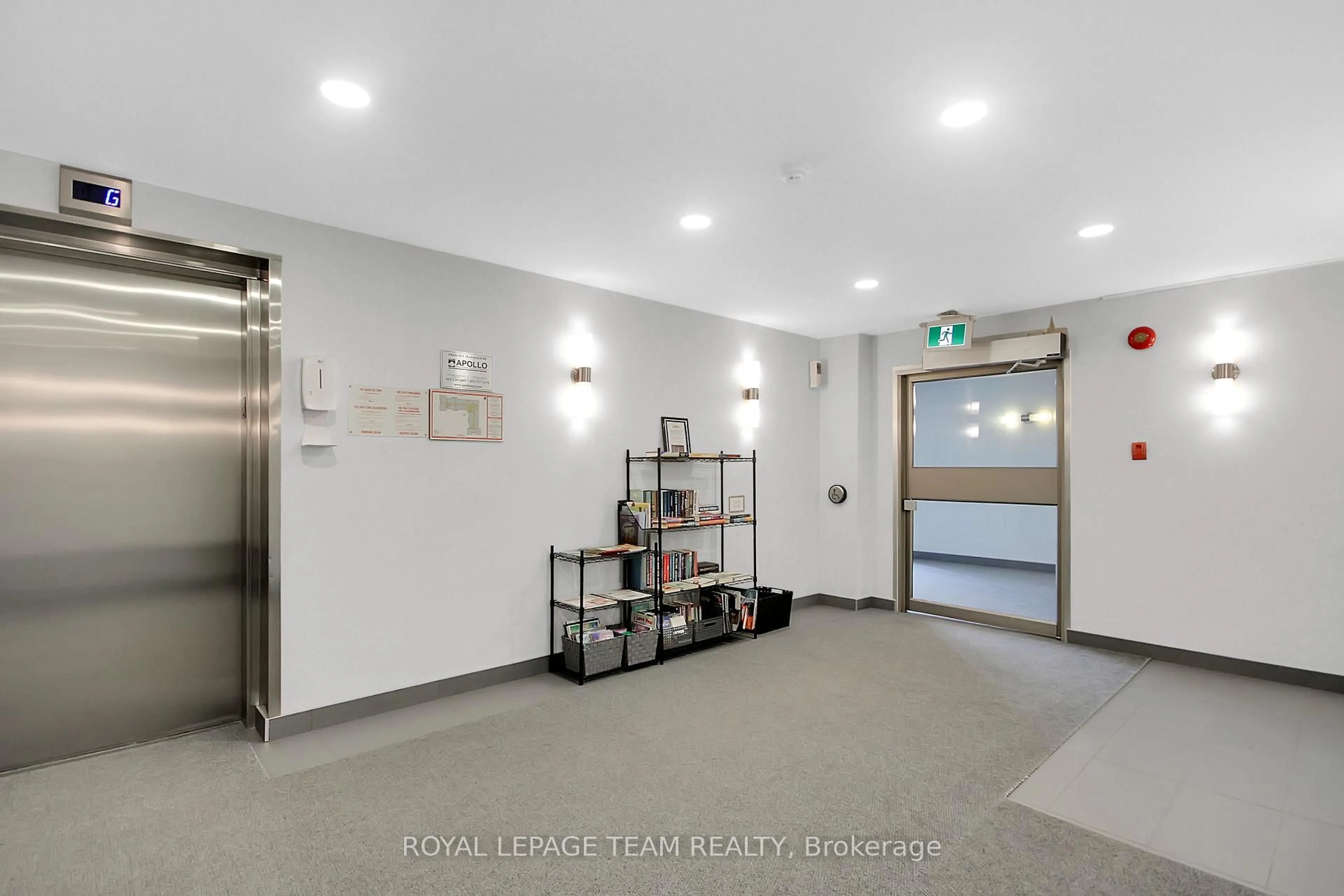 Indoor foyer for 218 Viewmount Dr #305, Ottawa Ontario K2E 7X5