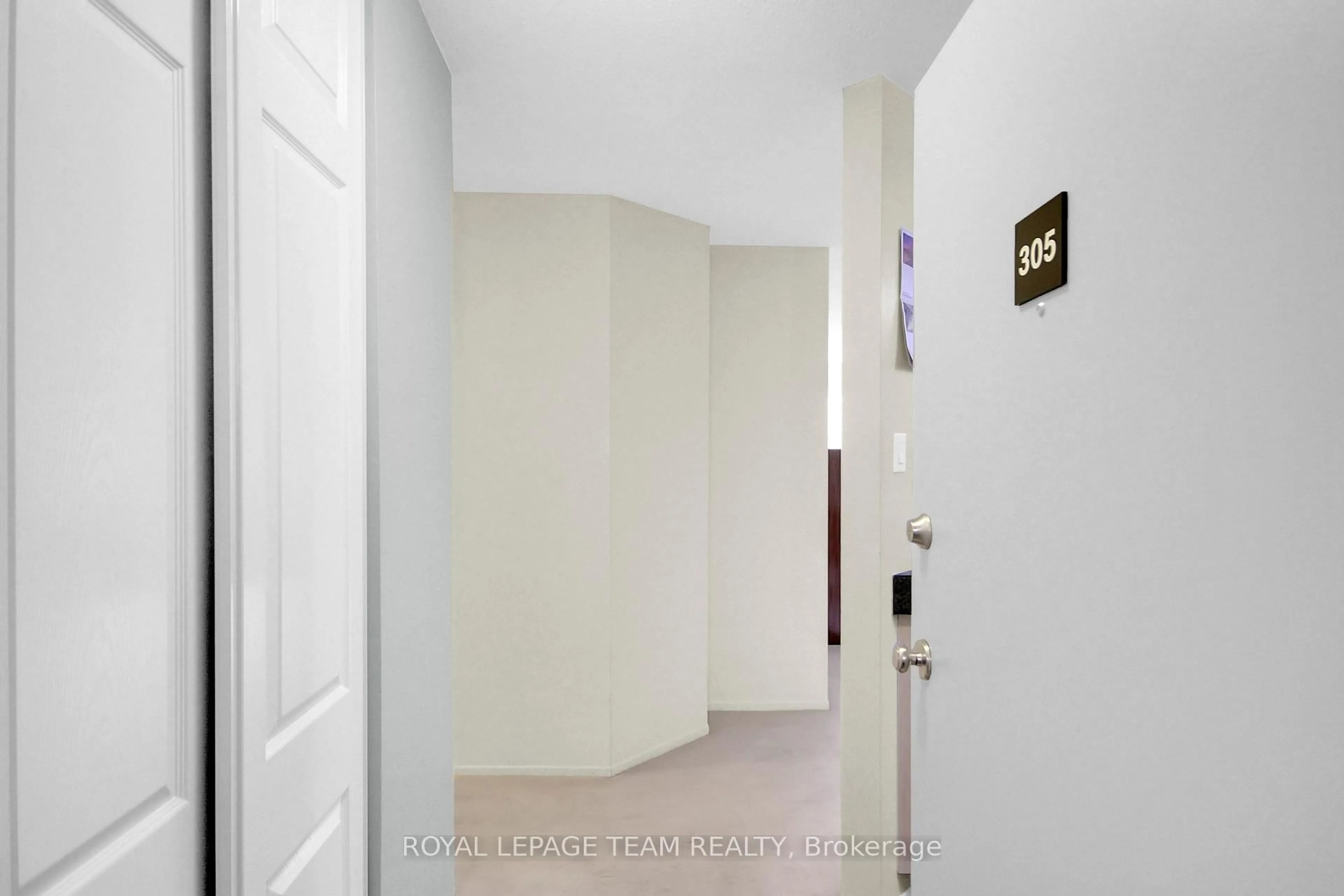 Indoor foyer for 218 Viewmount Dr #305, Ottawa Ontario K2E 7X5
