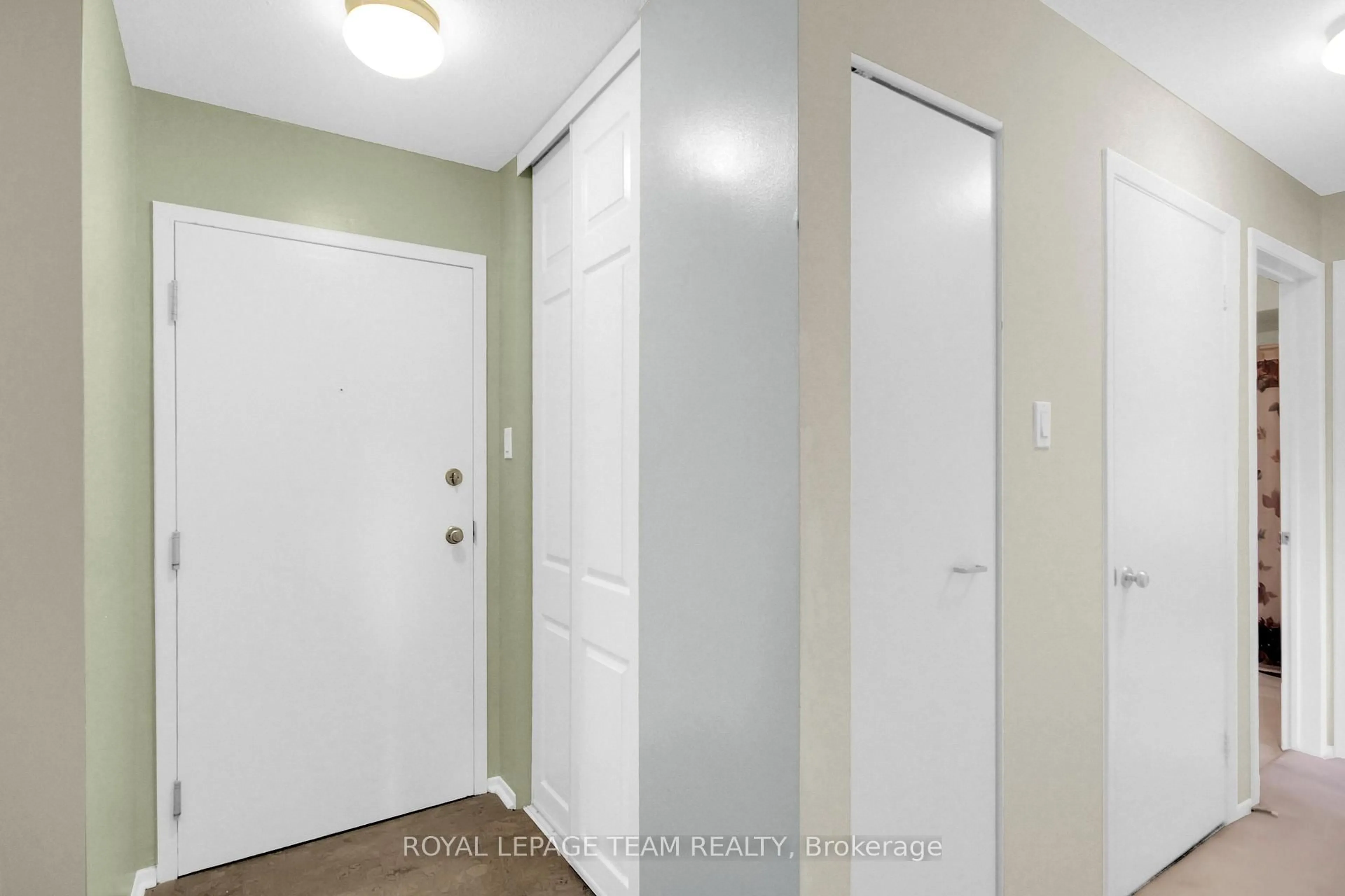 Indoor entryway for 218 Viewmount Dr #305, Ottawa Ontario K2E 7X5