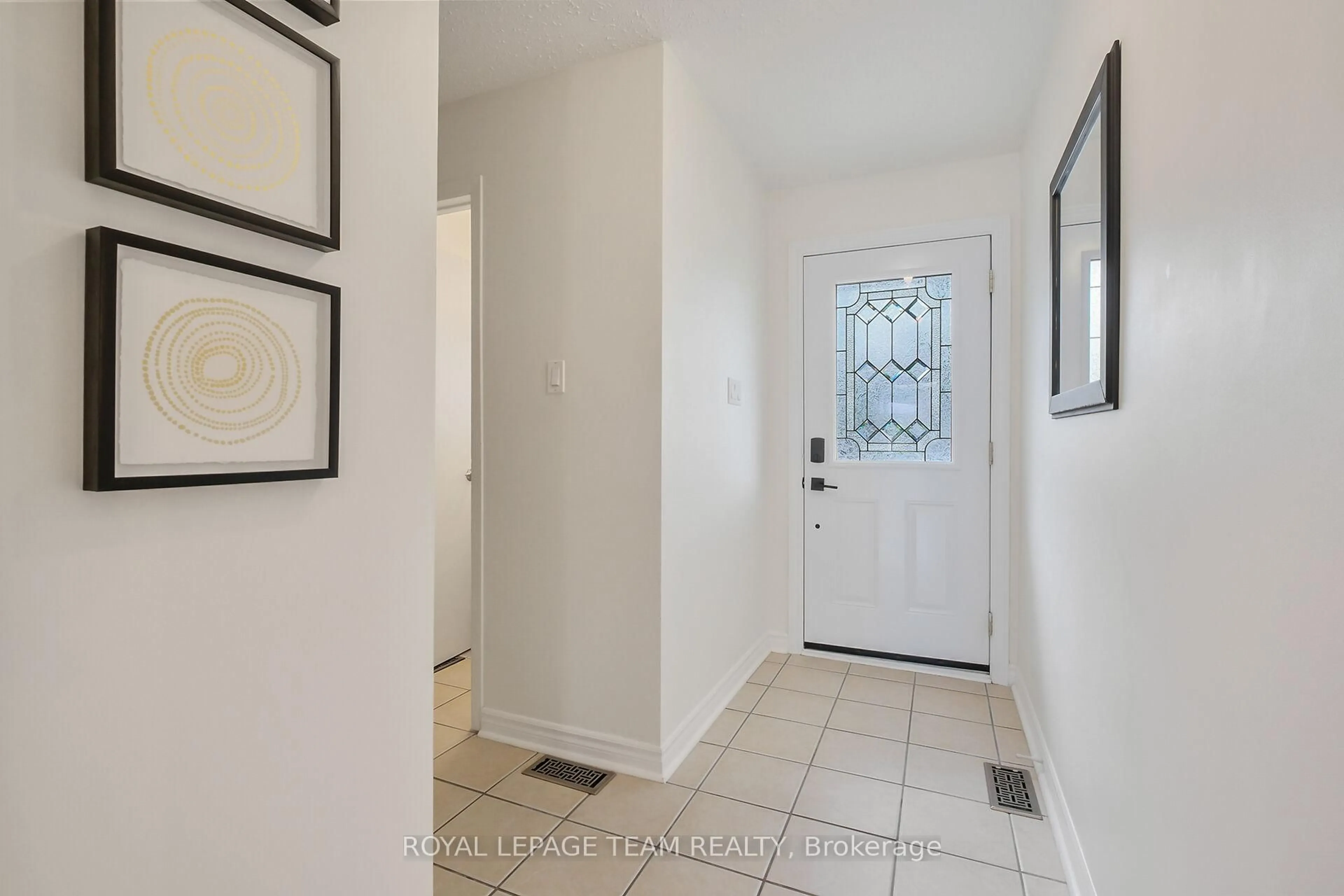 Indoor entryway for 12 Bartley Cres Cres, Ottawa Ontario K2J 2J7