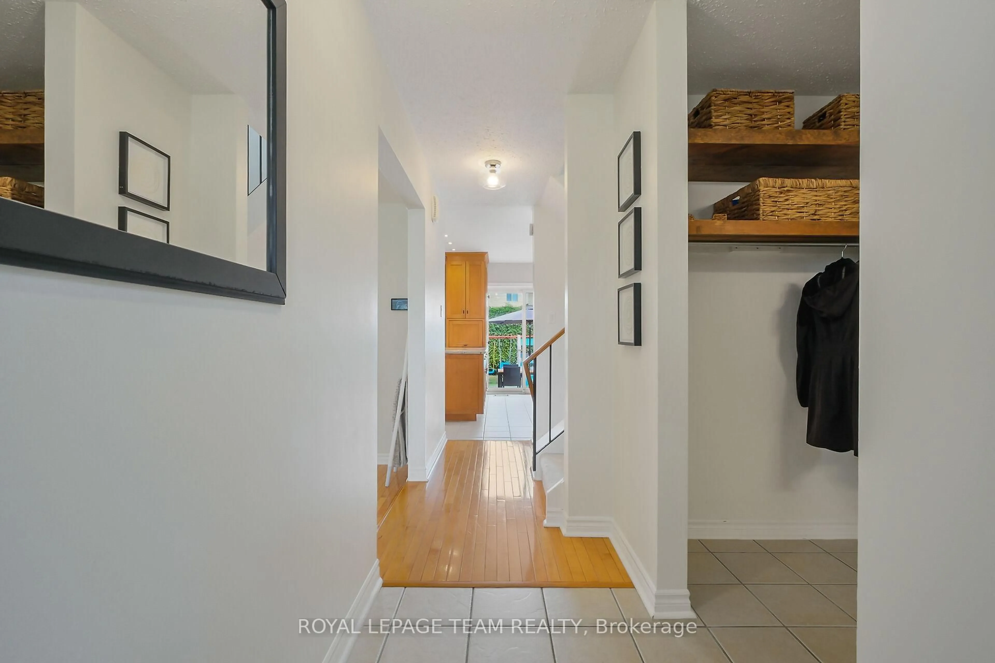 Indoor entryway for 12 Bartley Cres Cres, Ottawa Ontario K2J 2J7