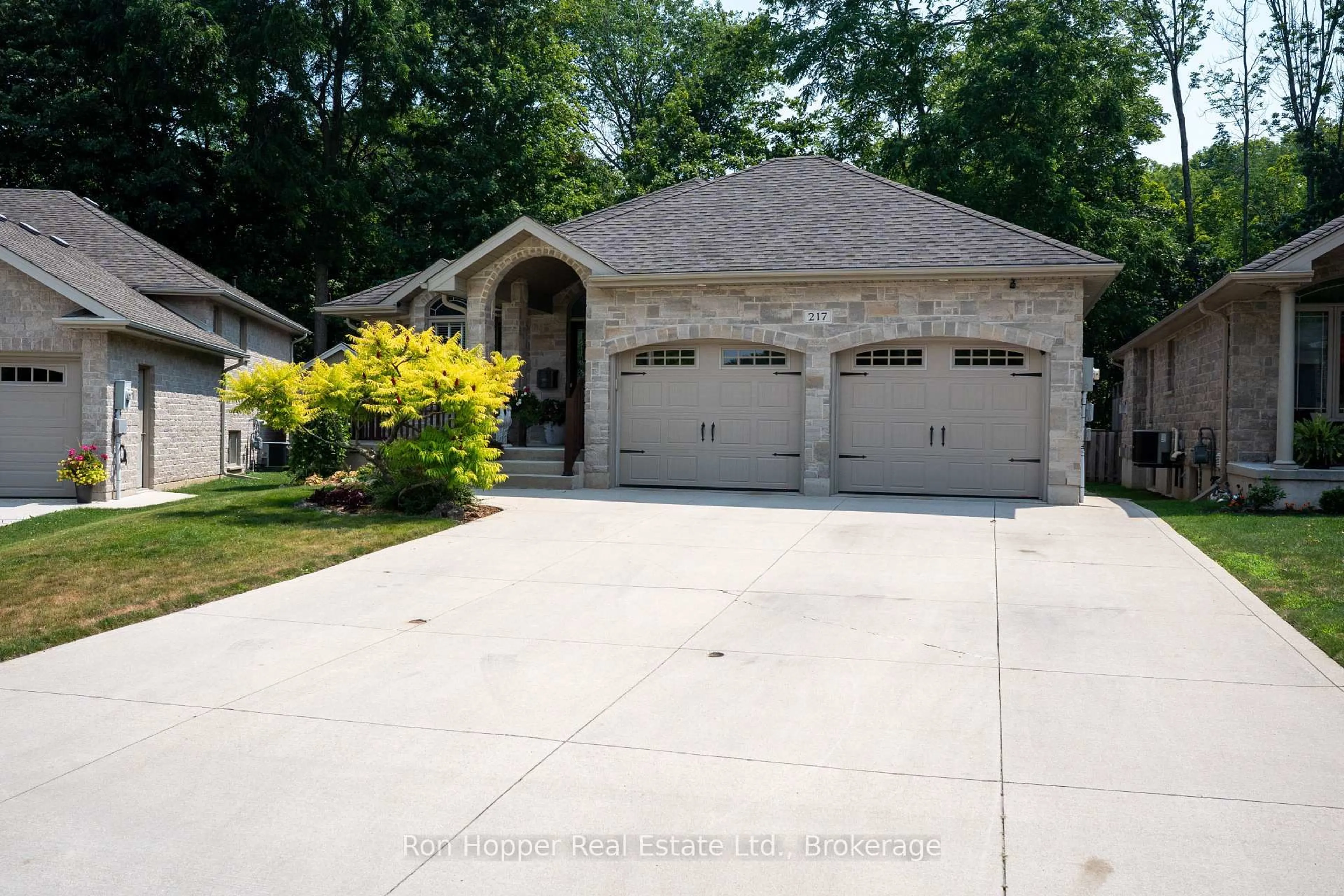 Indoor garage for 217 2nd St, Owen Sound Ontario N4K 0A6
