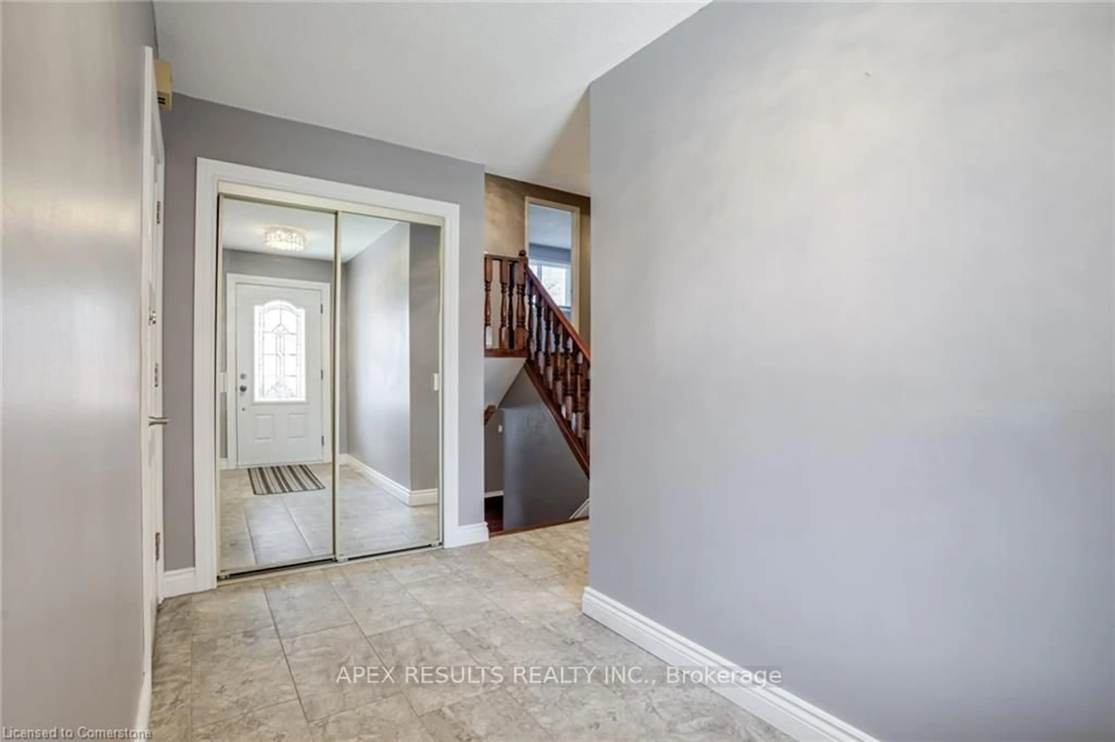 Indoor entryway for 229 Athenia Dr, Hamilton Ontario L8J 1T6