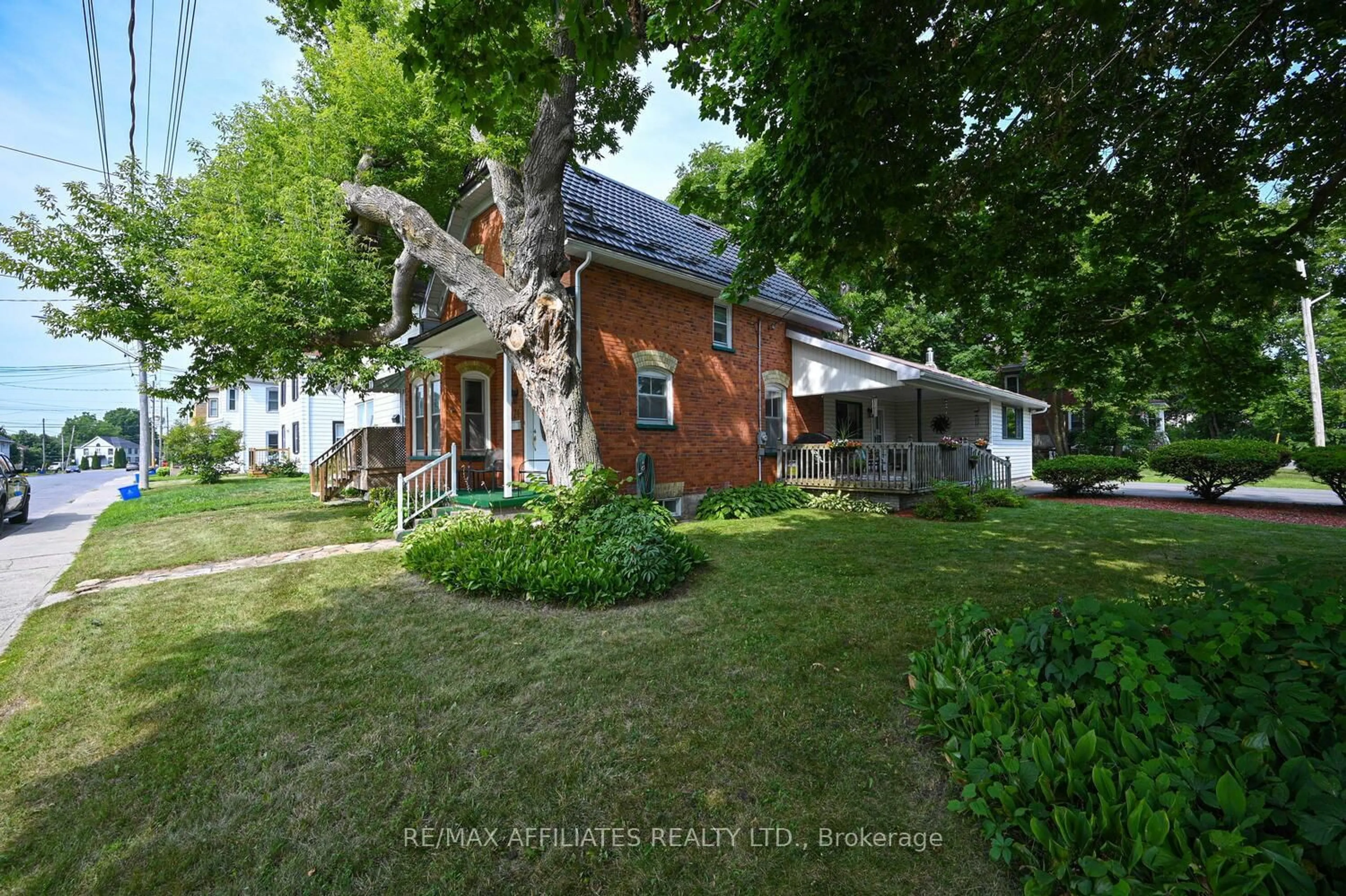 A pic from outside/outdoor area/front of a property/back of a property/a pic from drone, street for 74 William St, Smiths Falls Ontario K7A 1C7