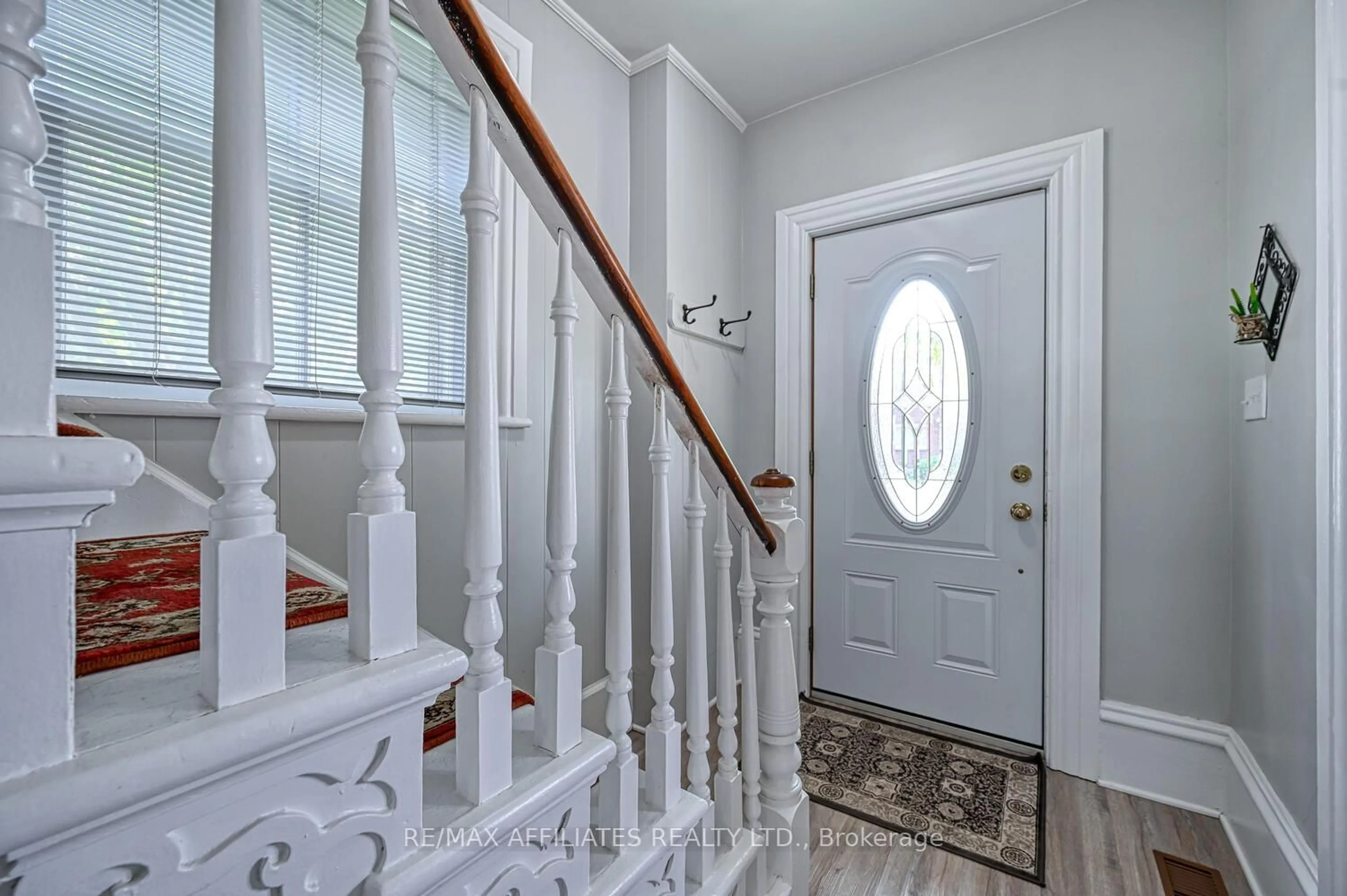 Indoor entryway for 74 William St, Smiths Falls Ontario K7A 1C7