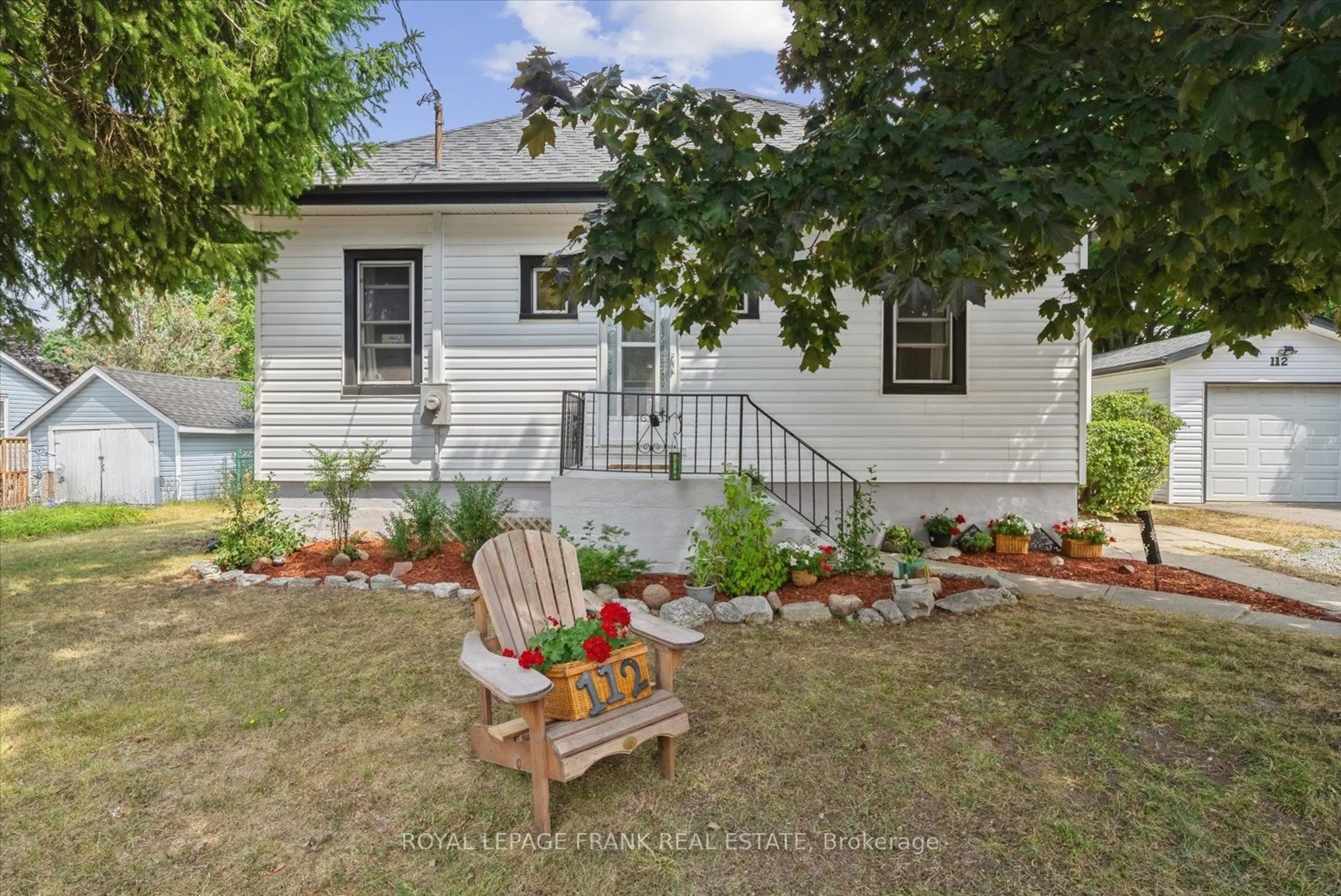 Patio, street for 112 Albert St, Kawartha Lakes Ontario K9V 4K5