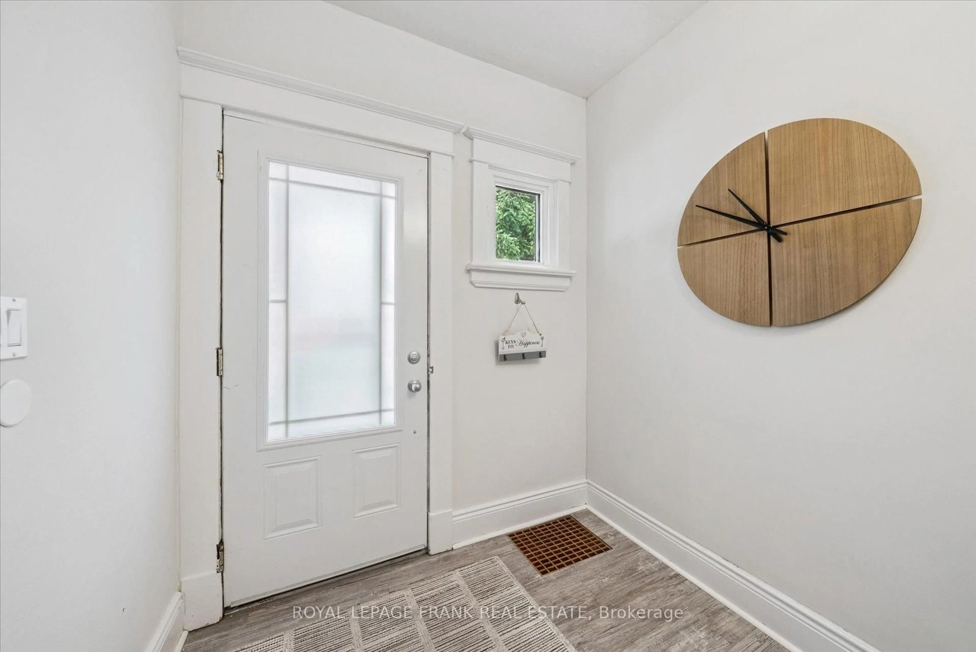 Indoor entryway for 112 Albert St, Kawartha Lakes Ontario K9V 4K5