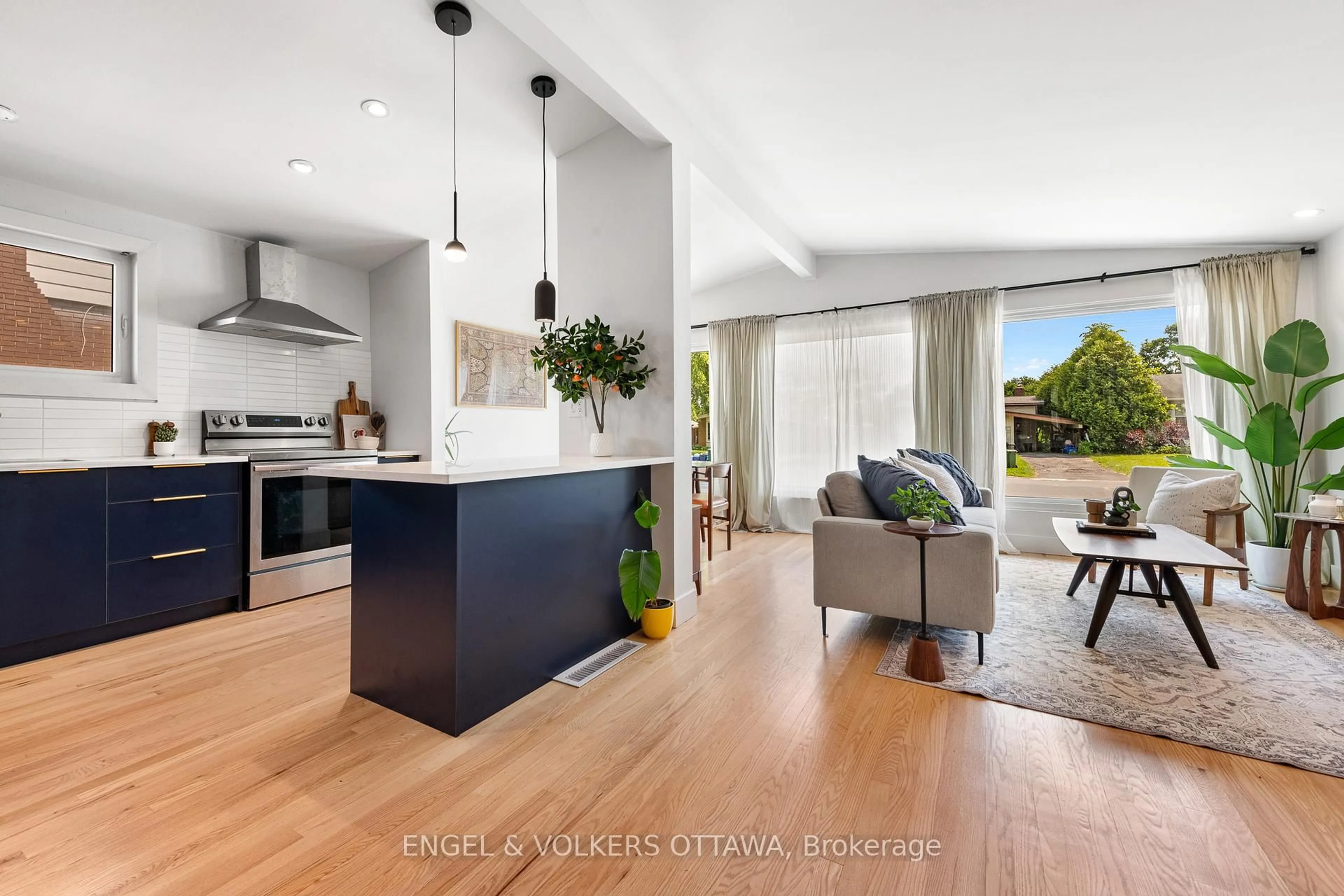 Open concept kitchen, unknown for 2061 Featherston Dr, Ottawa Ontario K1H 6R1