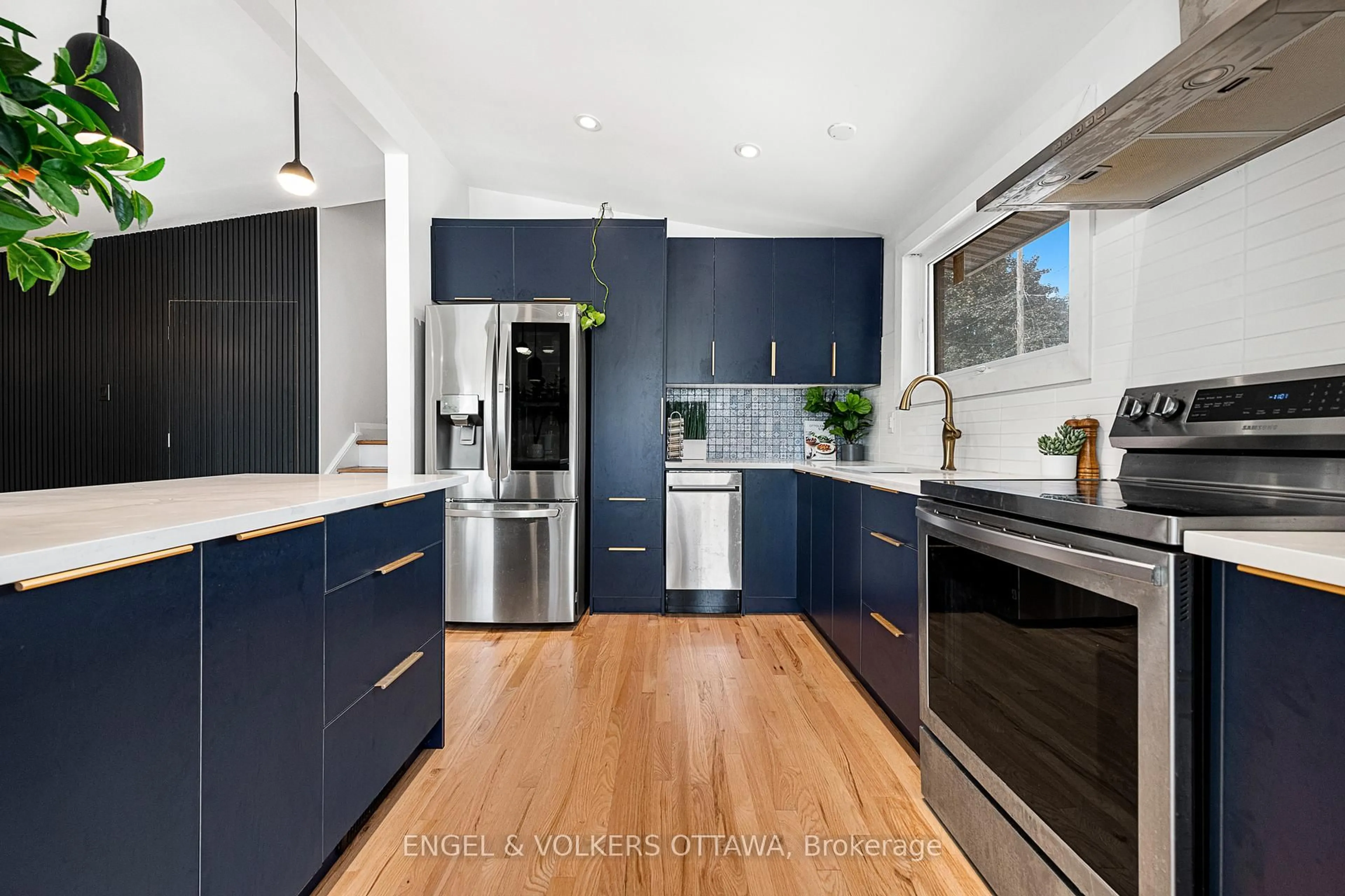 Contemporary kitchen, unknown for 2061 Featherston Dr, Ottawa Ontario K1H 6R1