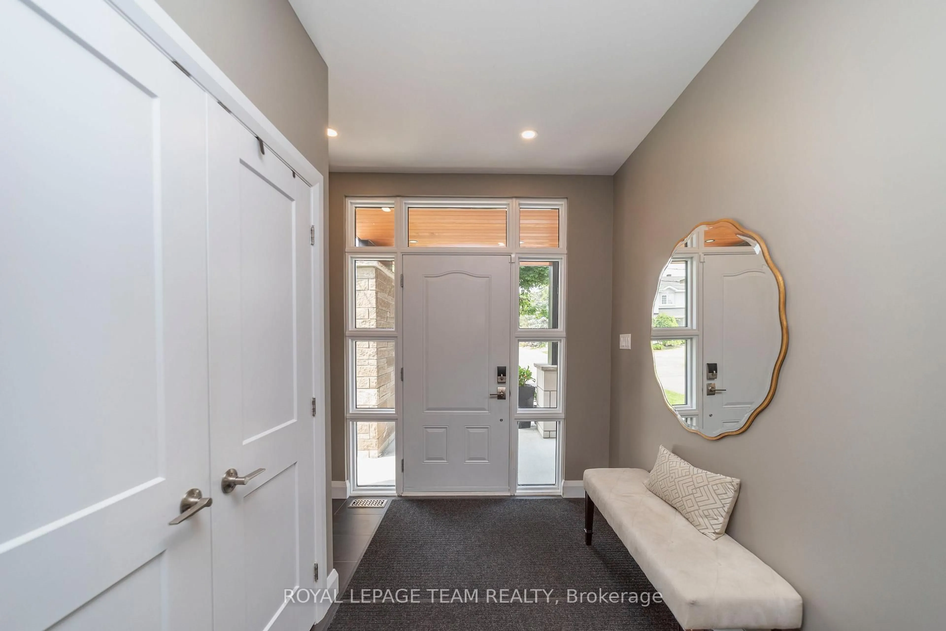Indoor entryway for 51 Aylen Ave, Ottawa Ontario K2A 3P6