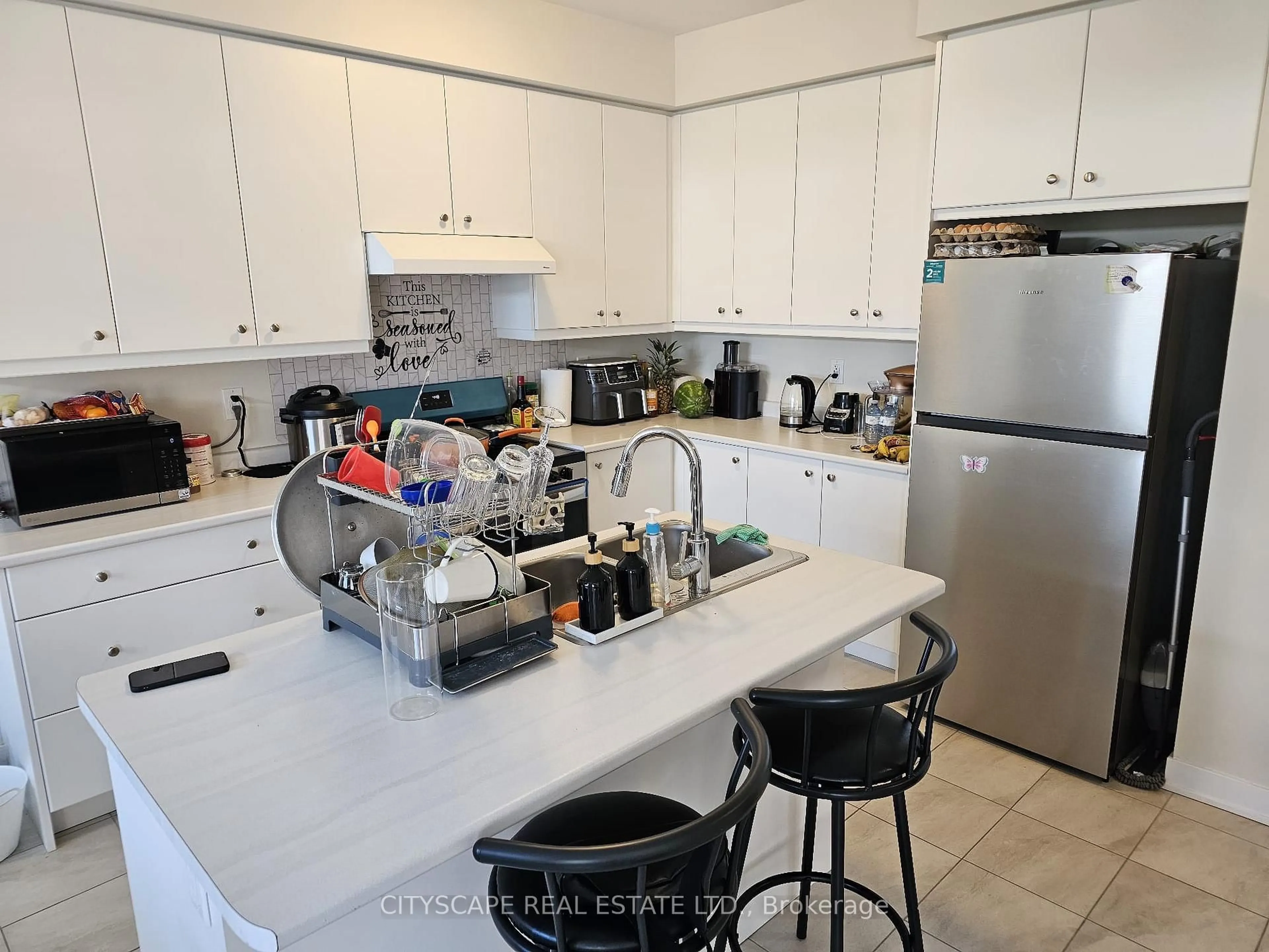 Standard kitchen, unknown for 61 Starboard Cres, Welland Ontario L3B 0M7