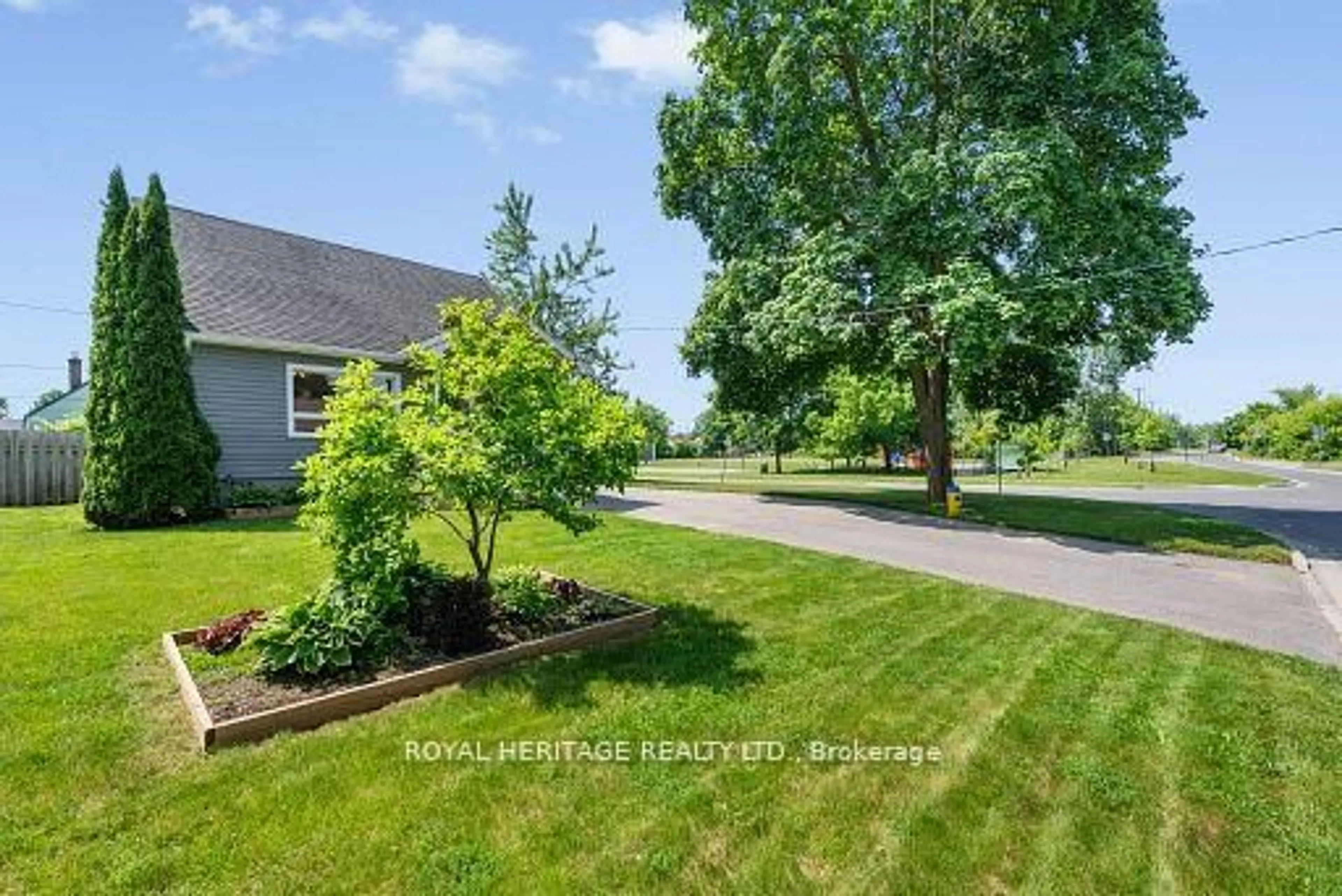 A pic from outside/outdoor area/front of a property/back of a property/a pic from drone, street for 693 Hawley St, Peterborough South Ontario K9J 4C7