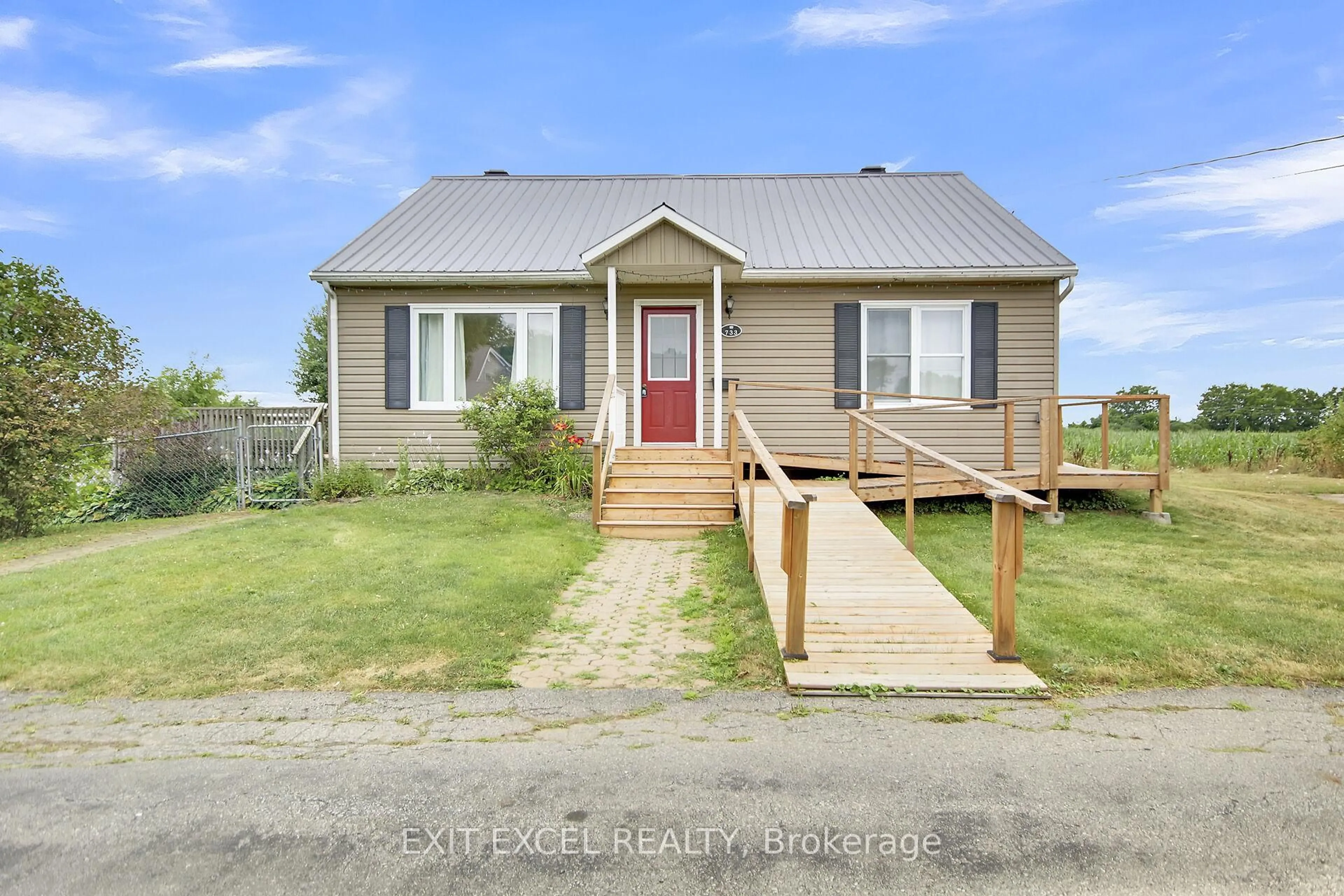 Home with vinyl exterior material, street for 733 Jessup St, Prescott Ontario K0E 1T0