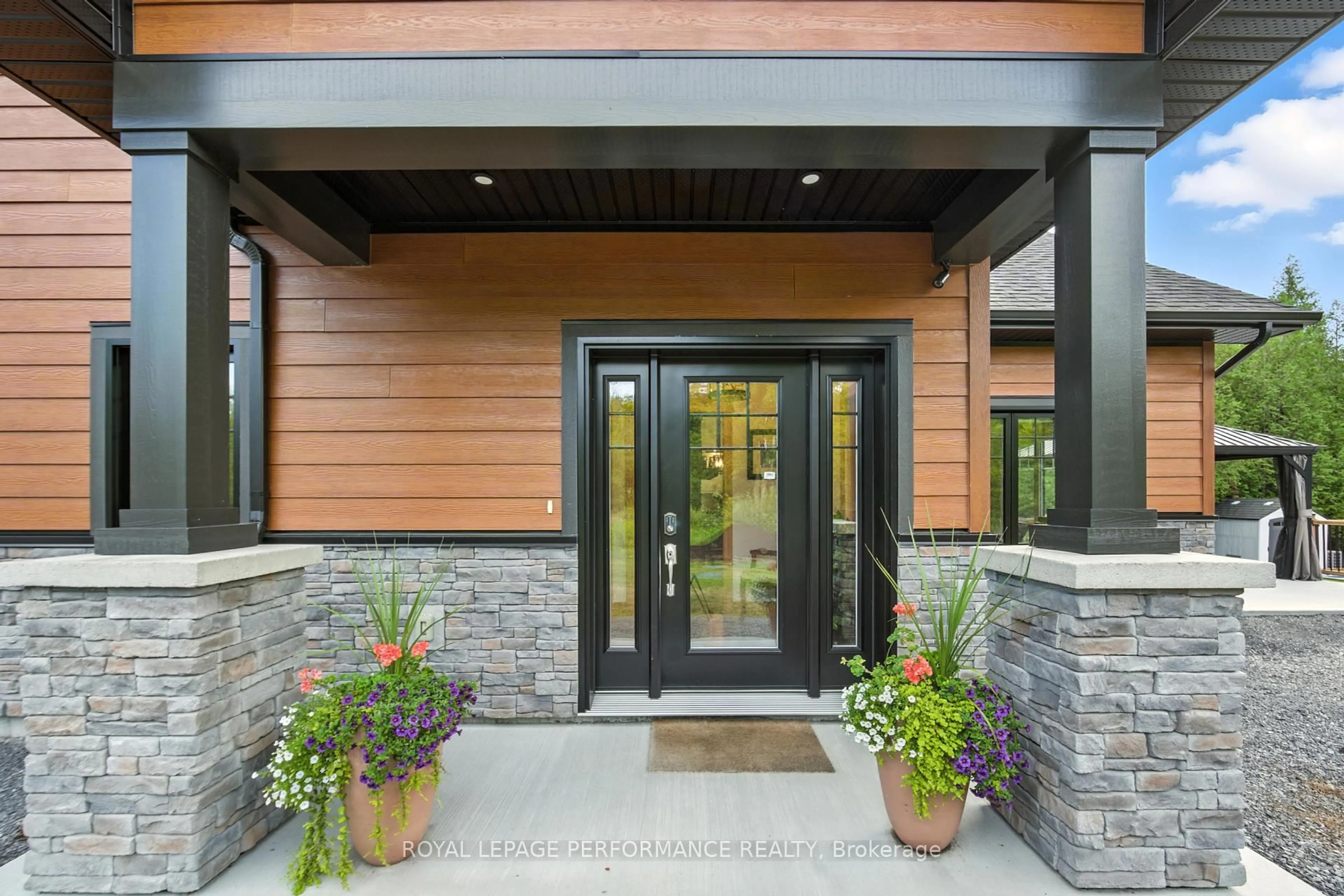 Indoor entryway for 19442 Kenyon Rd Conc 1 Concession, North Glengarry Ontario K0C 1B0