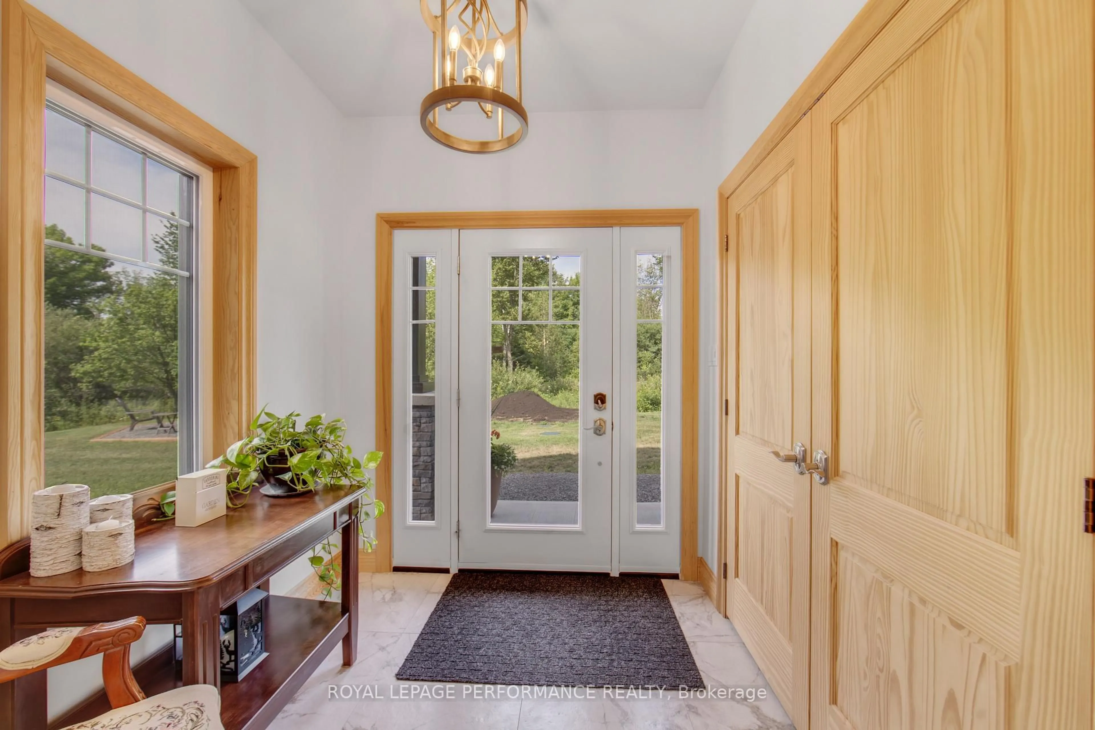 Indoor entryway for 19442 Kenyon Rd Conc 1 Concession, North Glengarry Ontario K0C 1B0