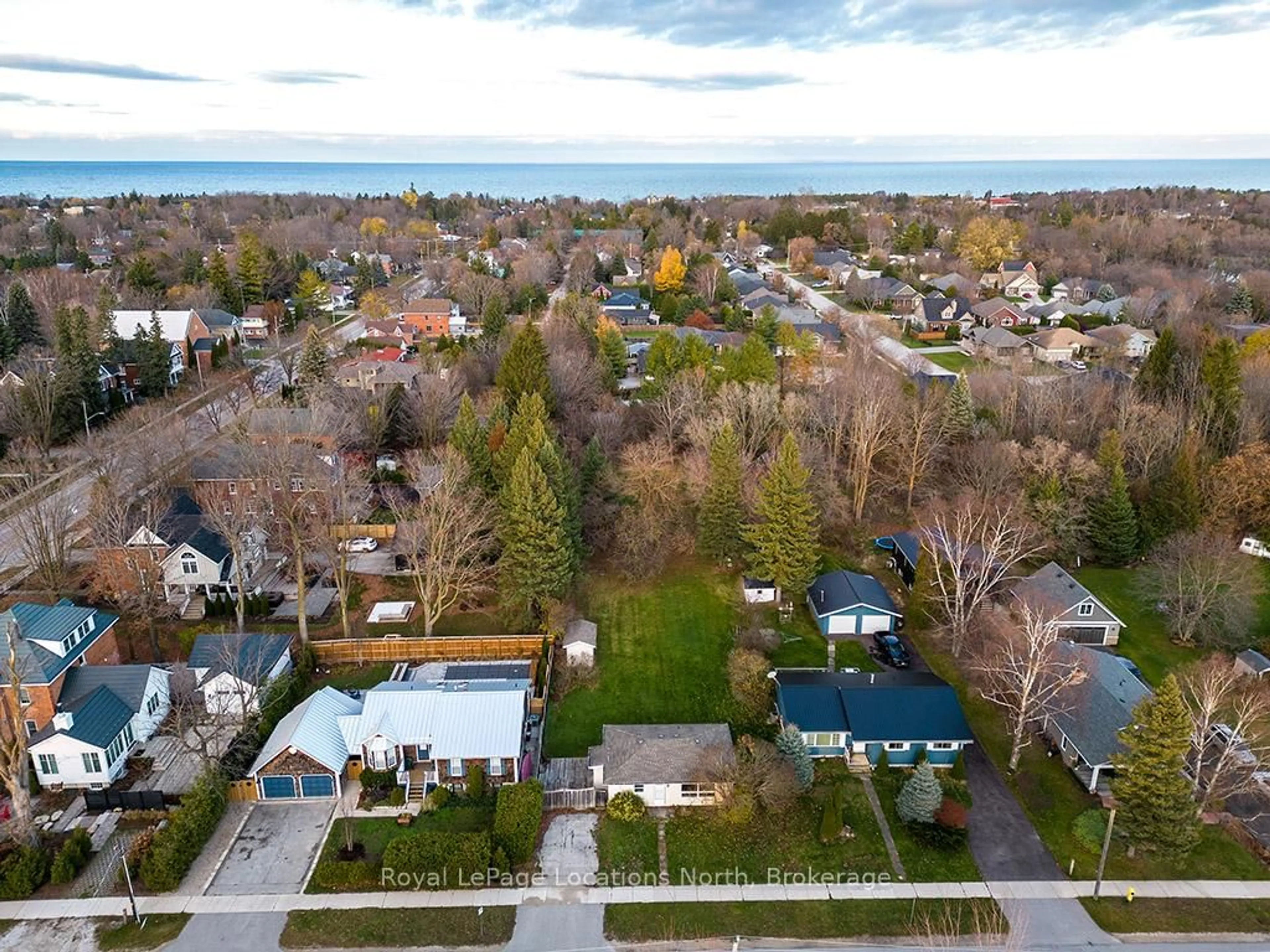 A pic from outside/outdoor area/front of a property/back of a property/a pic from drone, street for 14 NAPIER St, Blue Mountains Ontario N0H 2P0