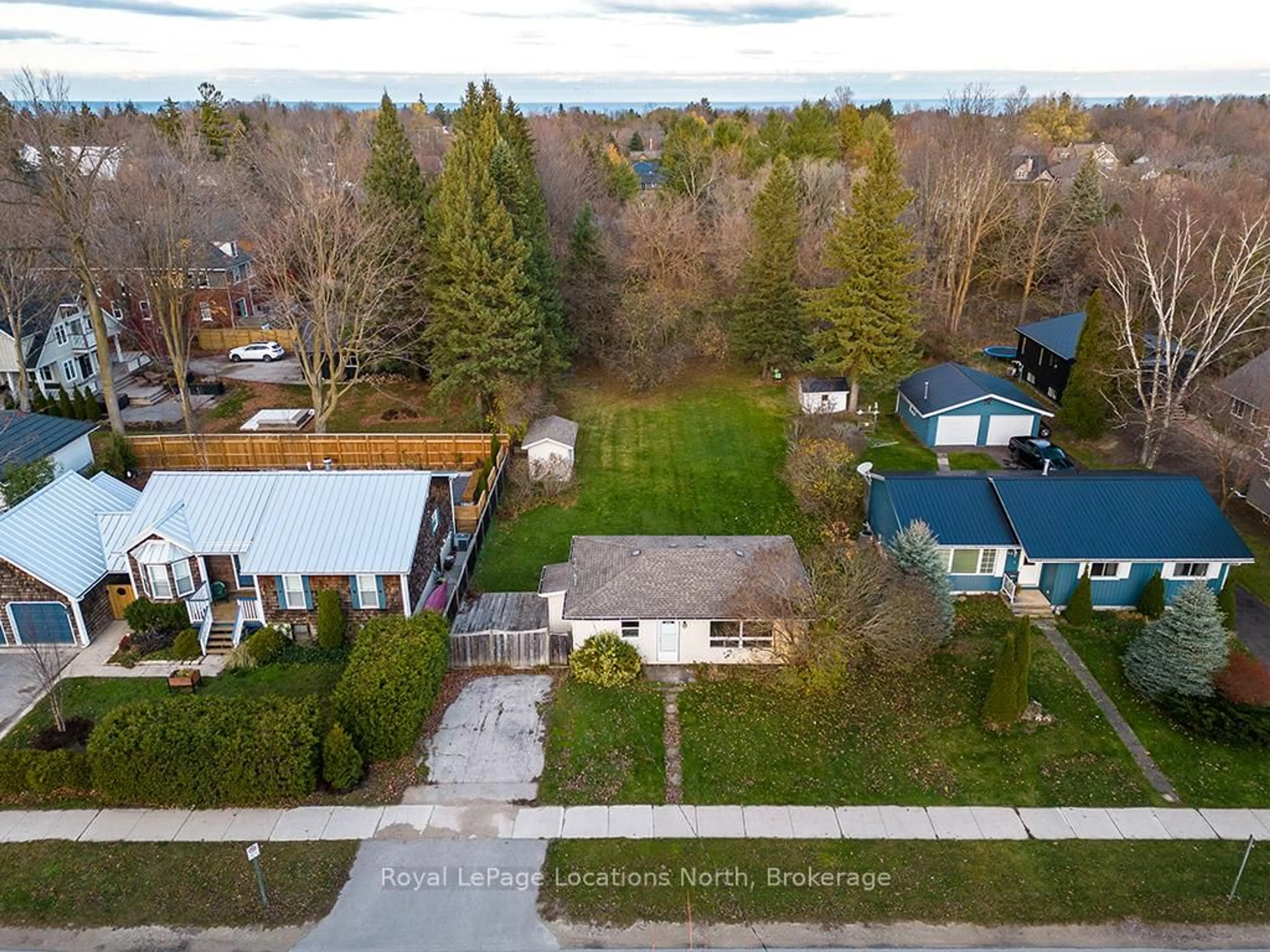A pic from outside/outdoor area/front of a property/back of a property/a pic from drone, street for 14 NAPIER St, Blue Mountains Ontario N0H 2P0