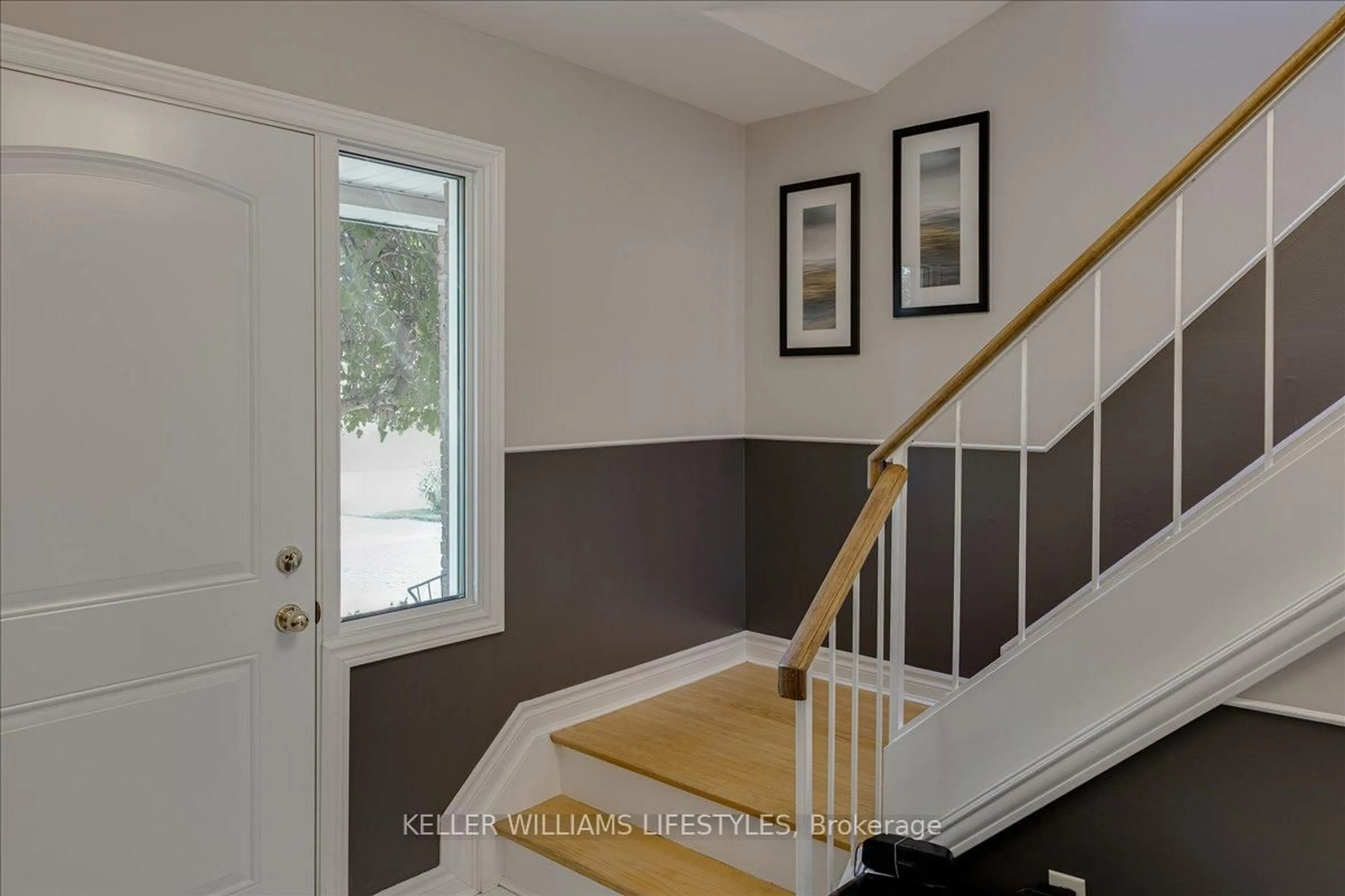 Indoor entryway for 596 FOX MILL Pl, London South Ontario N6J 2B2