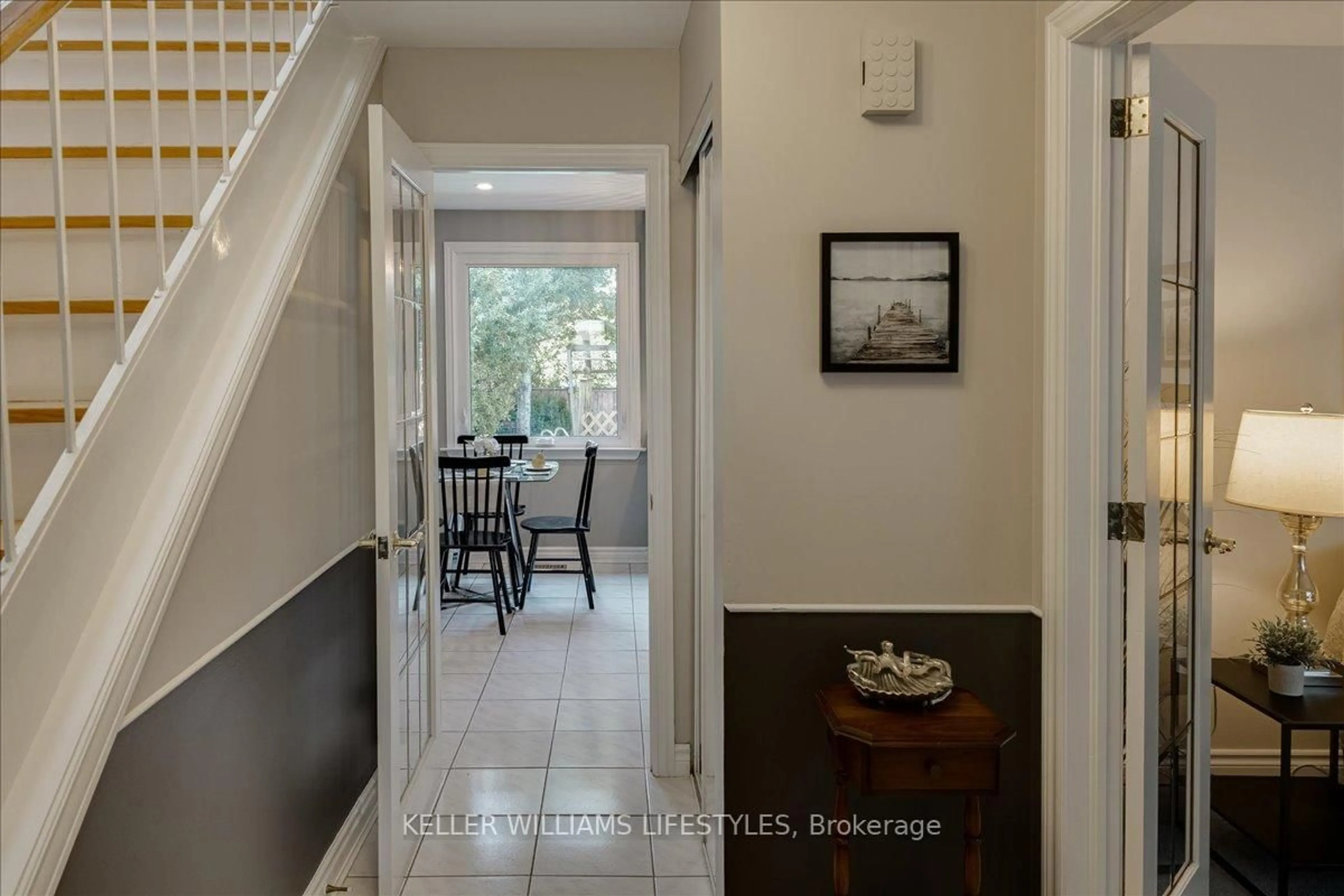 Indoor entryway for 596 FOX MILL Pl, London South Ontario N6J 2B2