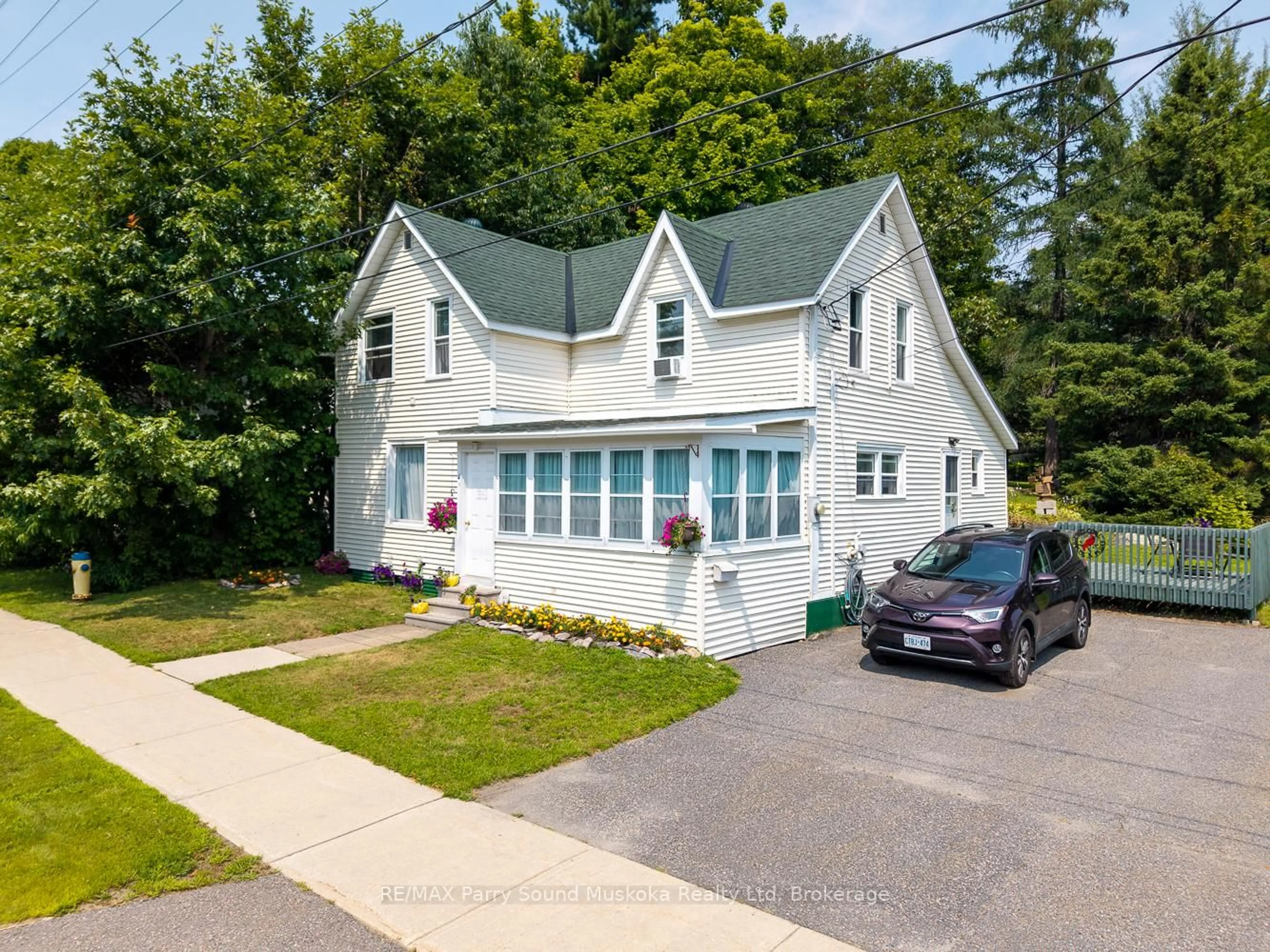 A pic from outside/outdoor area/front of a property/back of a property/a pic from drone, street for 49 Cascade St, Parry Sound Ontario P2A 1J8