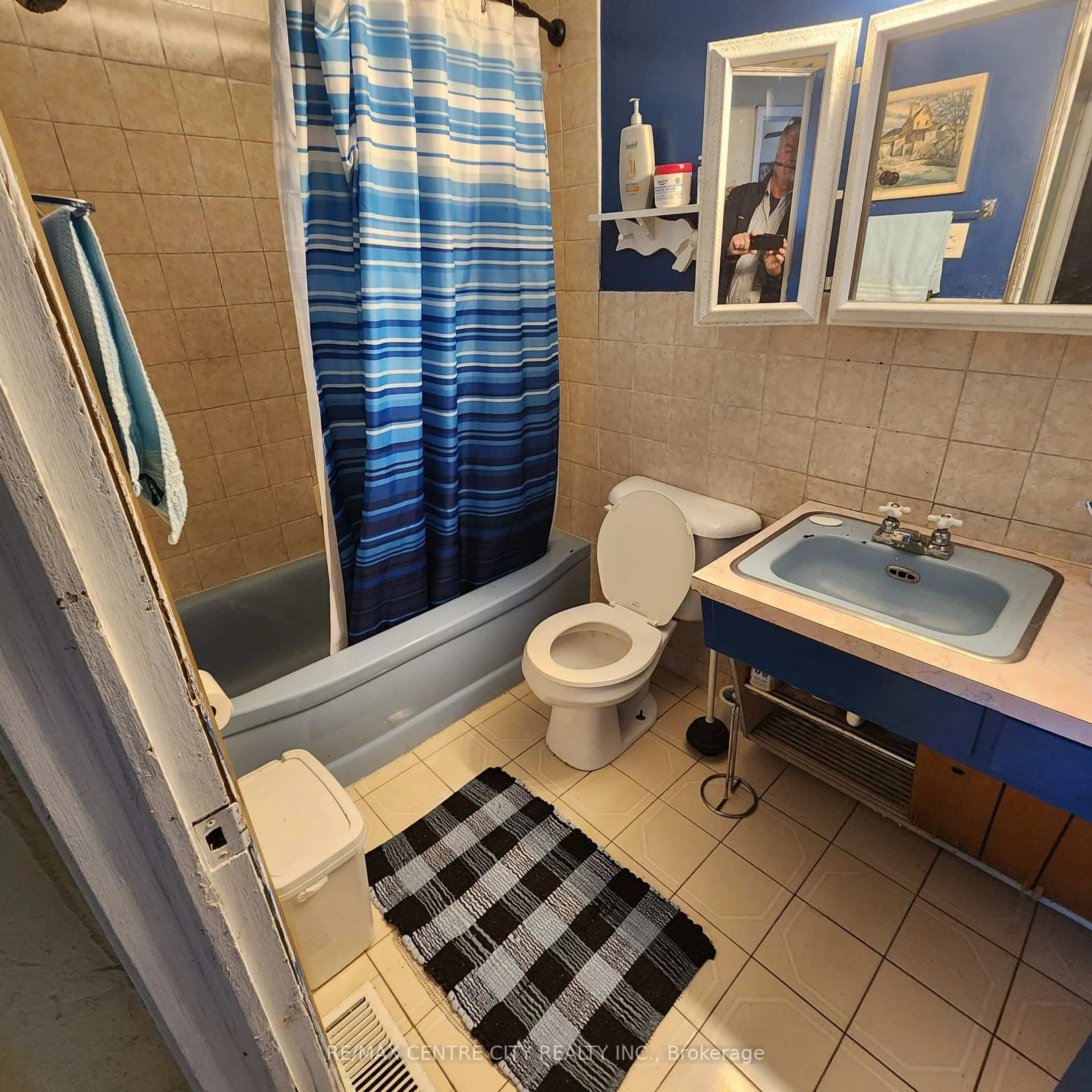 Standard bathroom, ceramic/tile floor for 360 Stratton Dr, London East Ontario N5W 4Z7