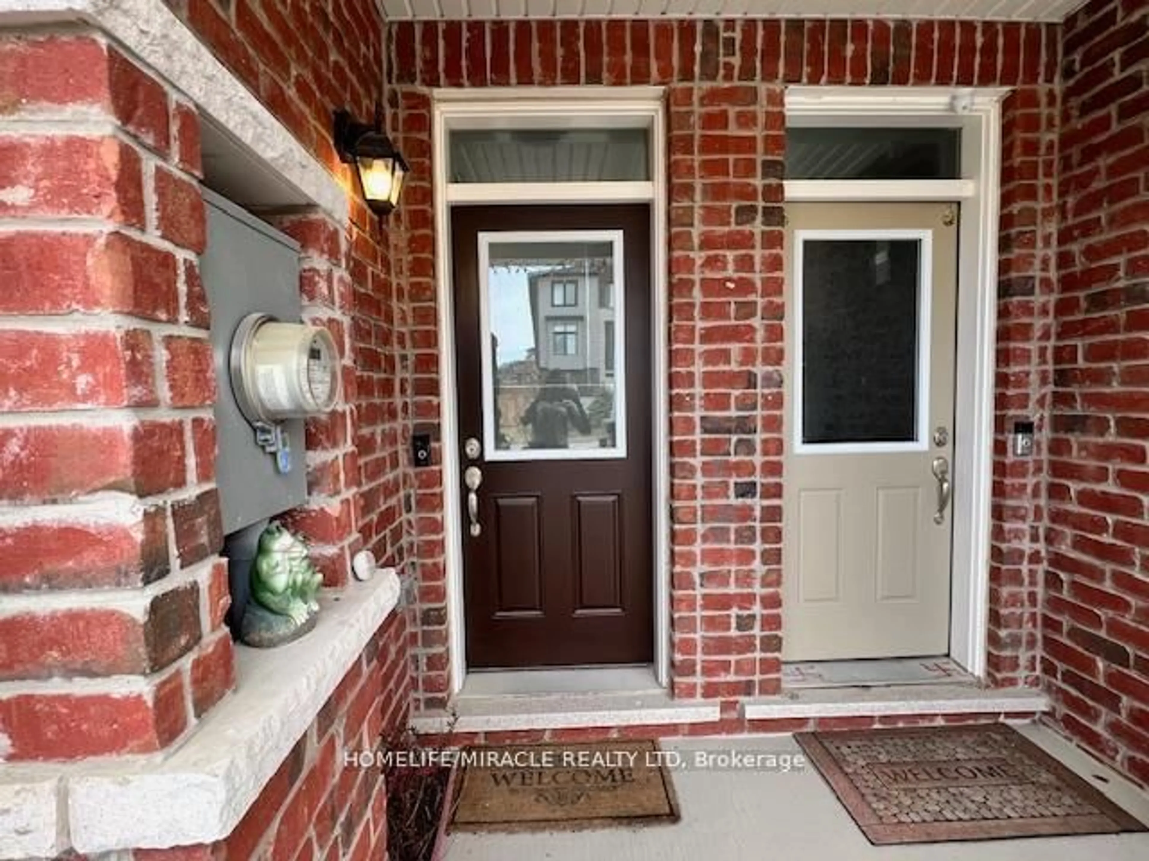 Indoor entryway for 301 Equestrian Way, Cambridge Ontario N3E 0C7