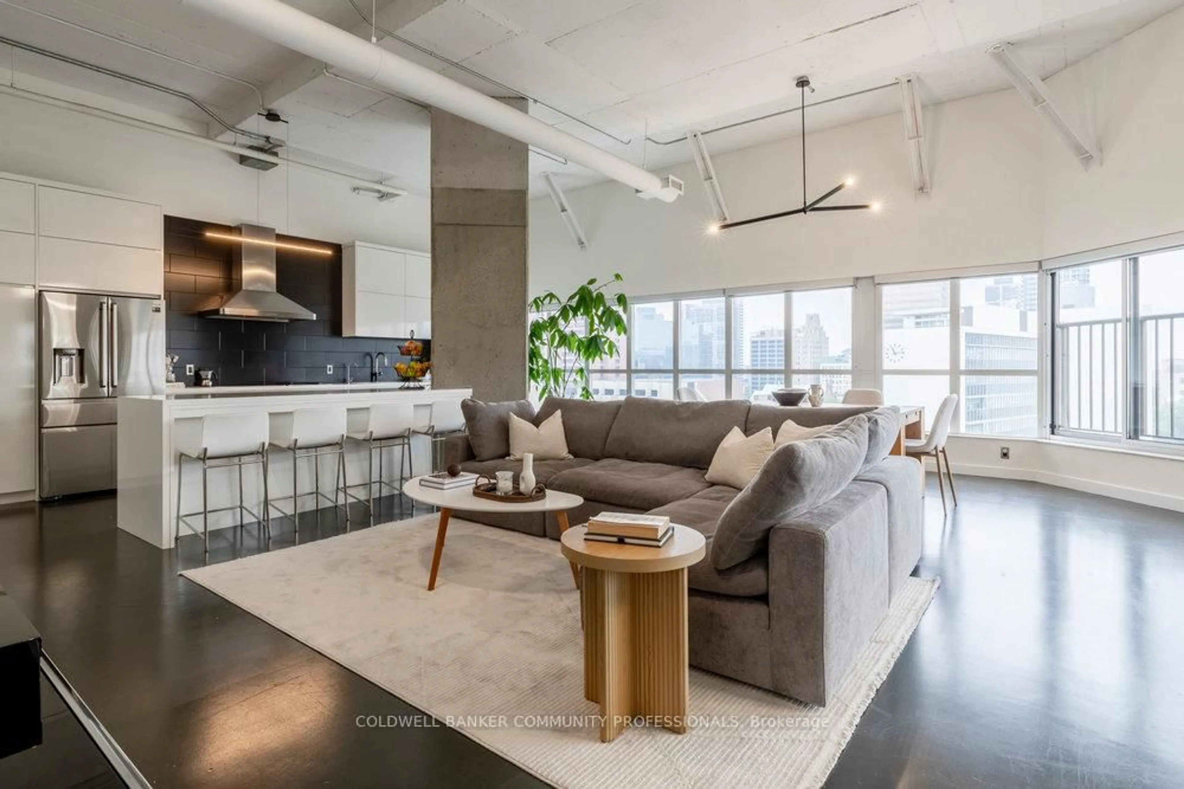 Living room with furniture, cement floor for 66 Bay St #PH5, Hamilton Ontario L8P 4Z6