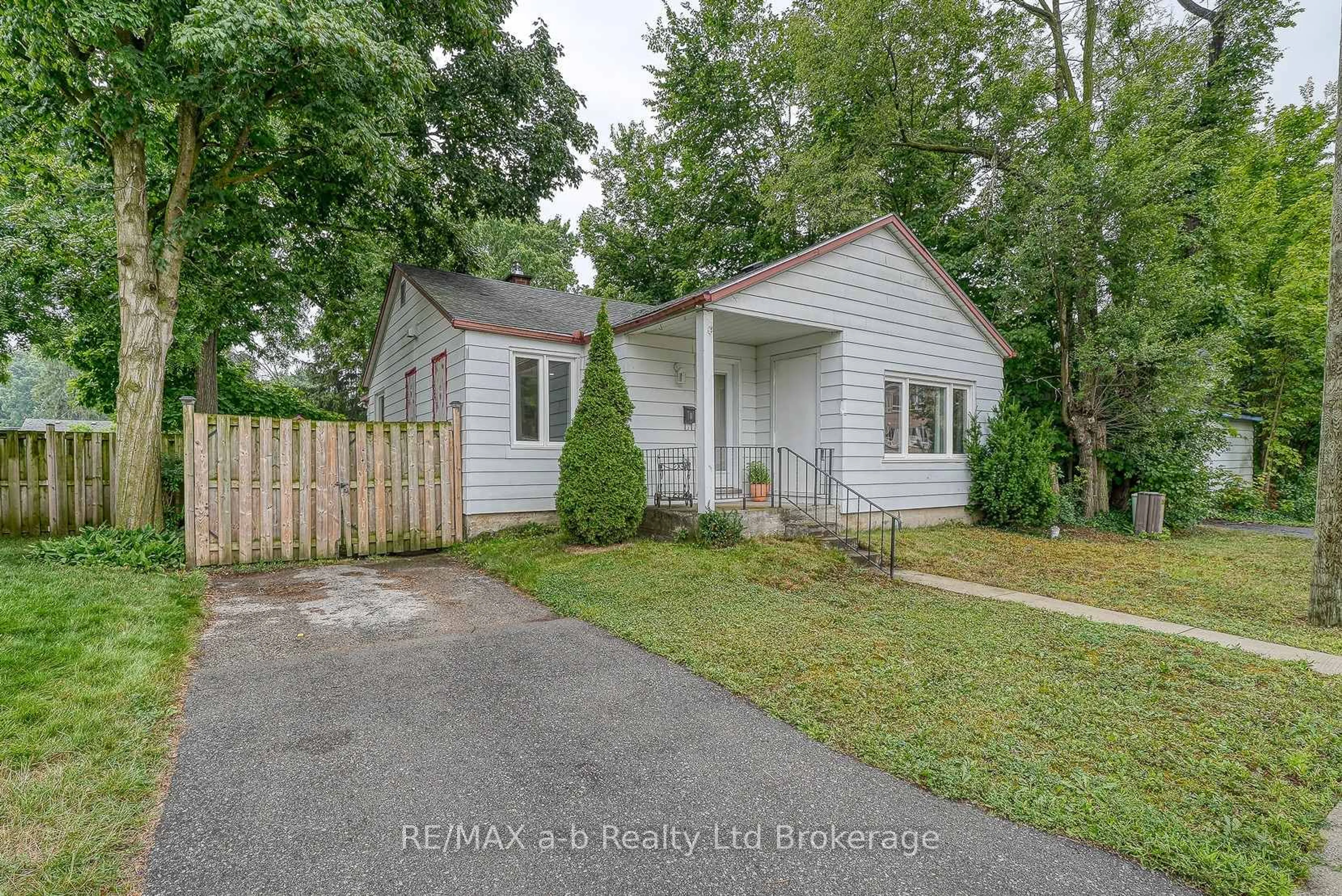 A pic from outside/outdoor area/front of a property/back of a property/a pic from drone, street for 62 William St, Ingersoll Ontario N5C 1M5